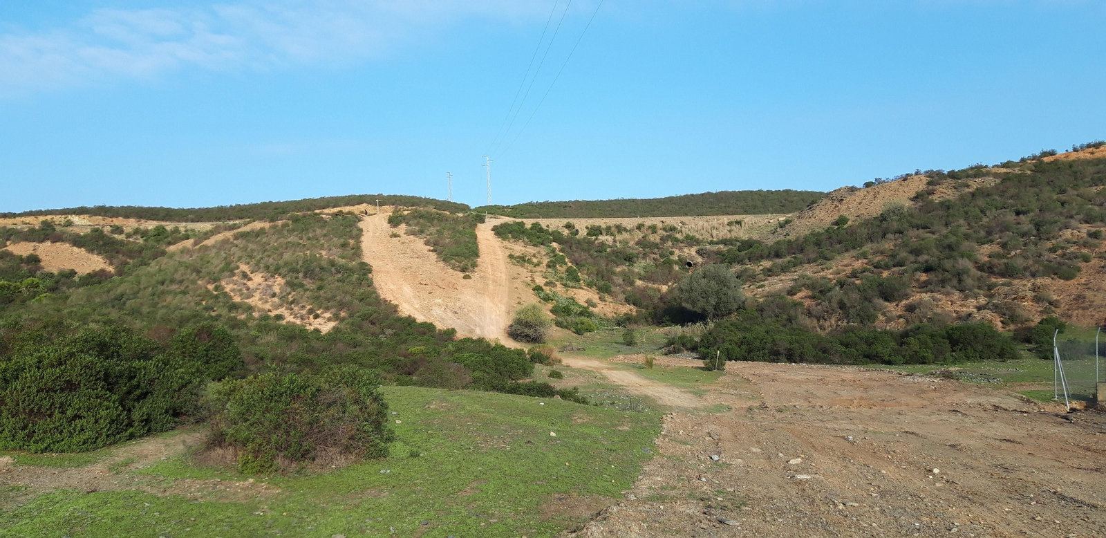 El siguiente paso es subir un repecho hasta  la carretera.