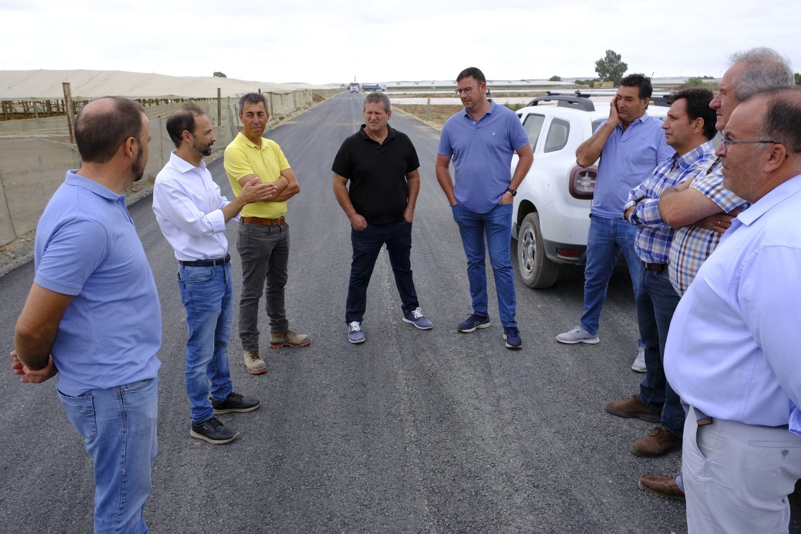El alcalde de Sanlúcar y representantes de la Comunidad de Regantes de Monte Algaida y cooperativas de la zona, en la calle G.
