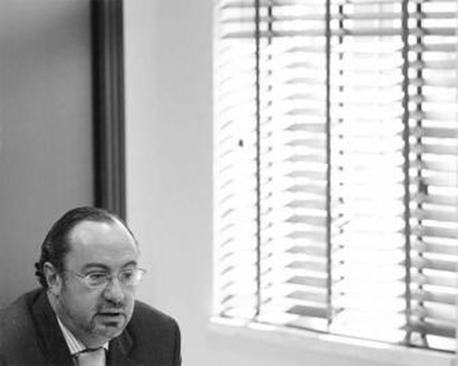 Juan Montero explica los puntos del pleno durante la rueda de prensa de ayer.