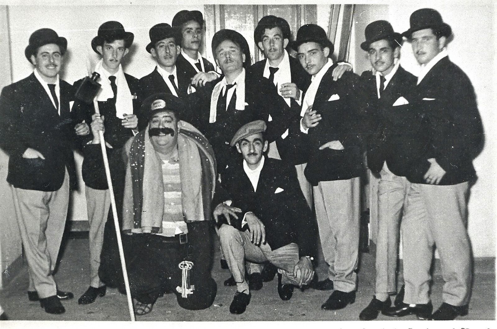 La chirigota 'Los julianes', de 1958, con Paco Alba al frente.