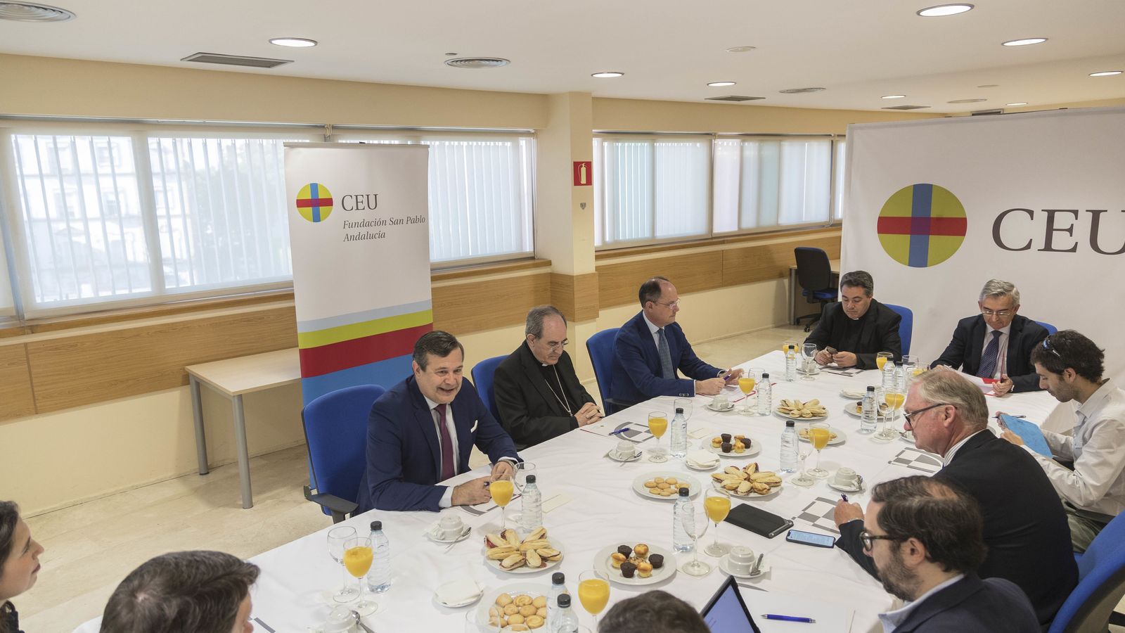 Un momento del encuentro con el arzobispo.