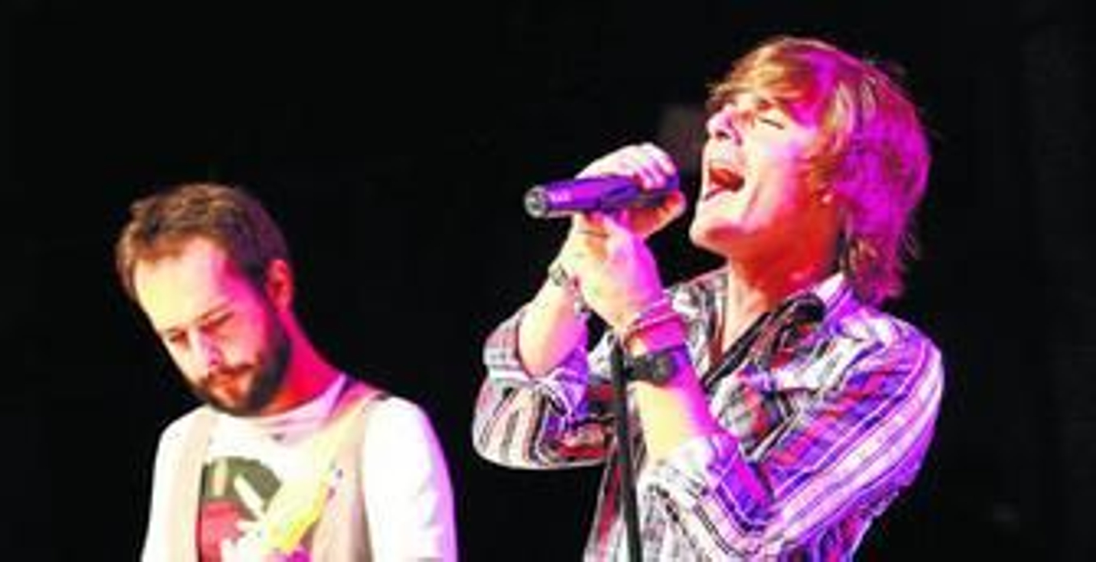 El grupo gaditano Melocos hizo bailar anoche al público onubense con su repertorio ochentero en La Merced.