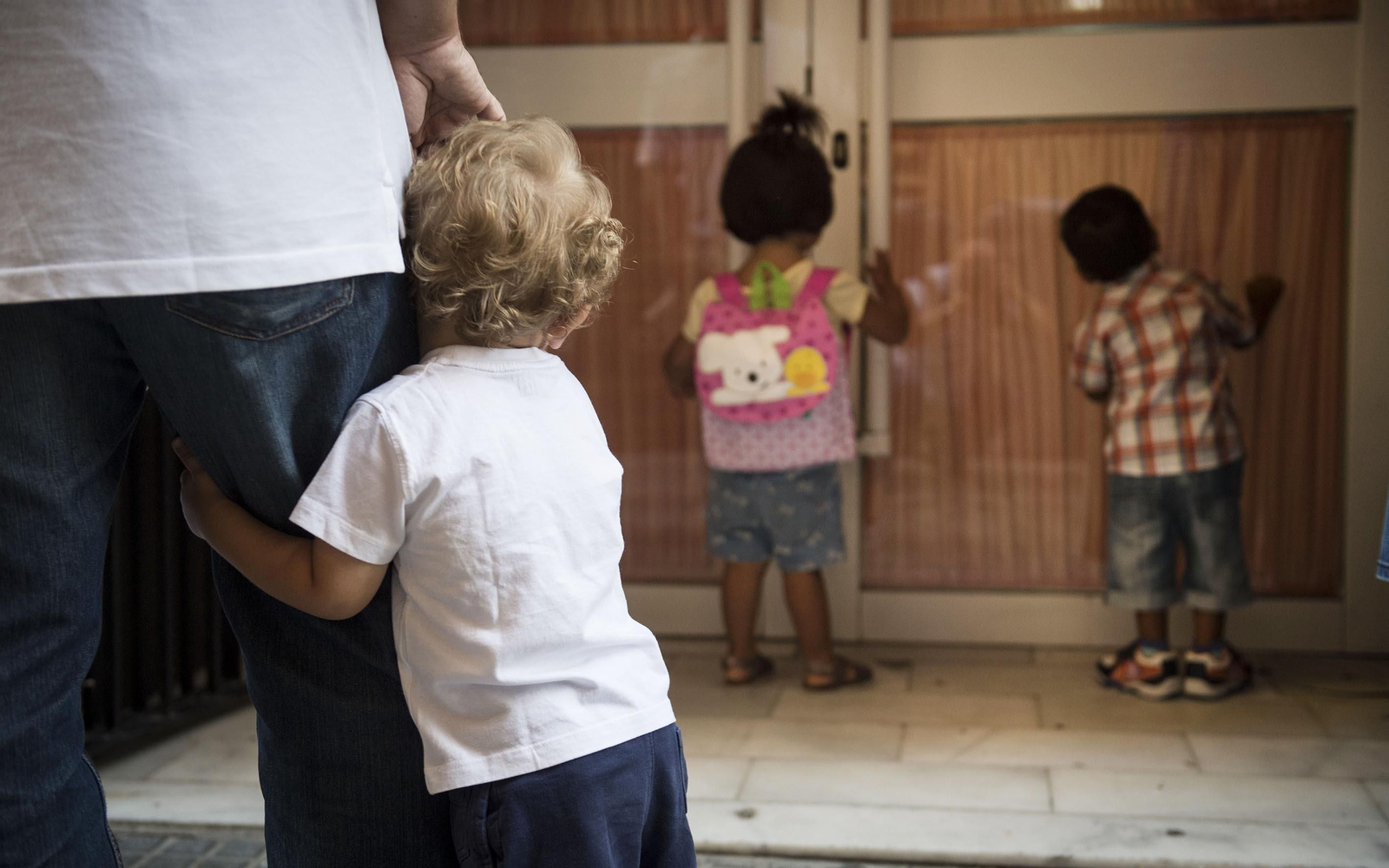Alumnos de una guardería de la ciudad en su primer día de clases.
