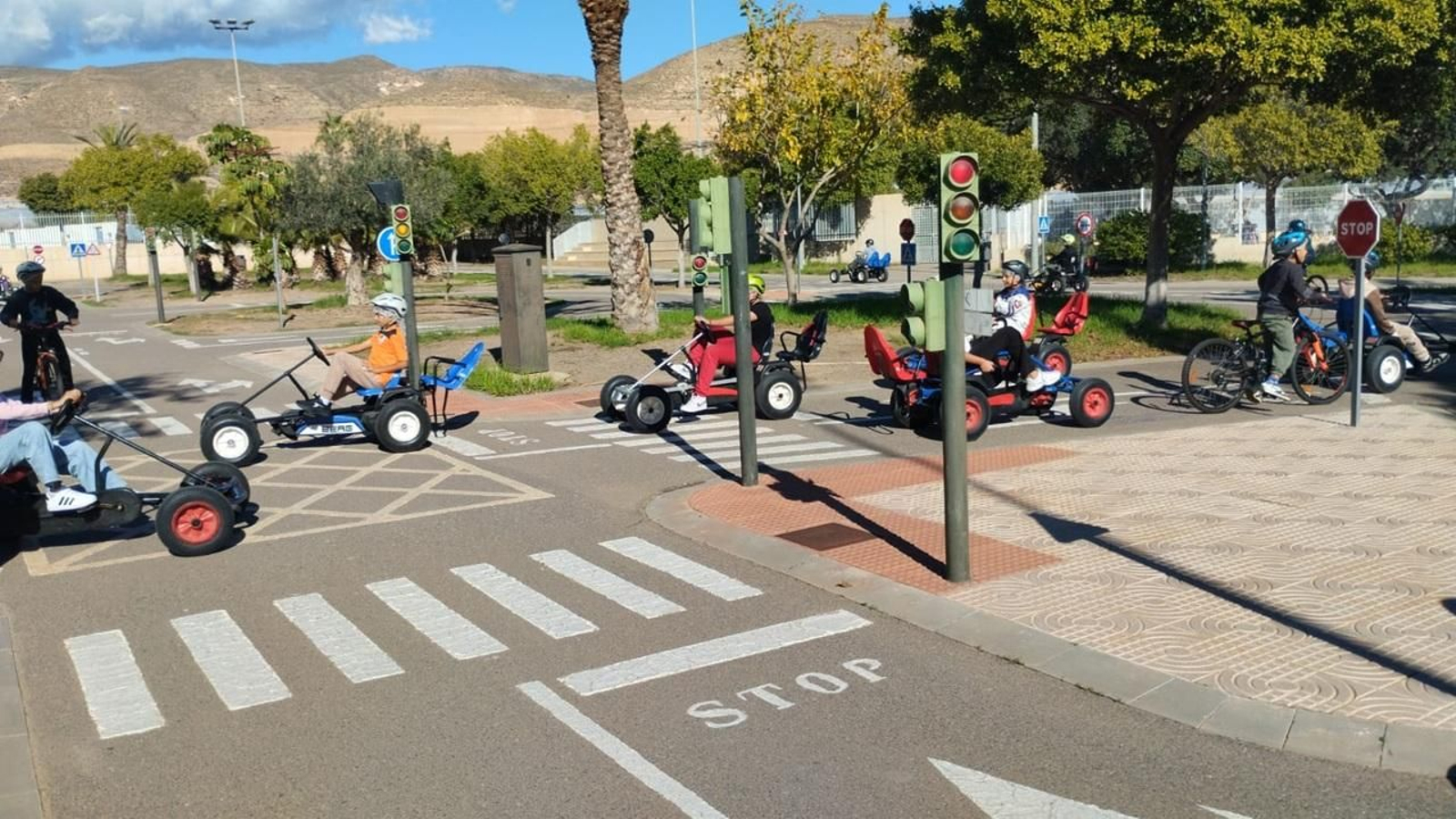 El alumnado puso en práctica lo aprendido en cun circuito con karts y bicicletas.