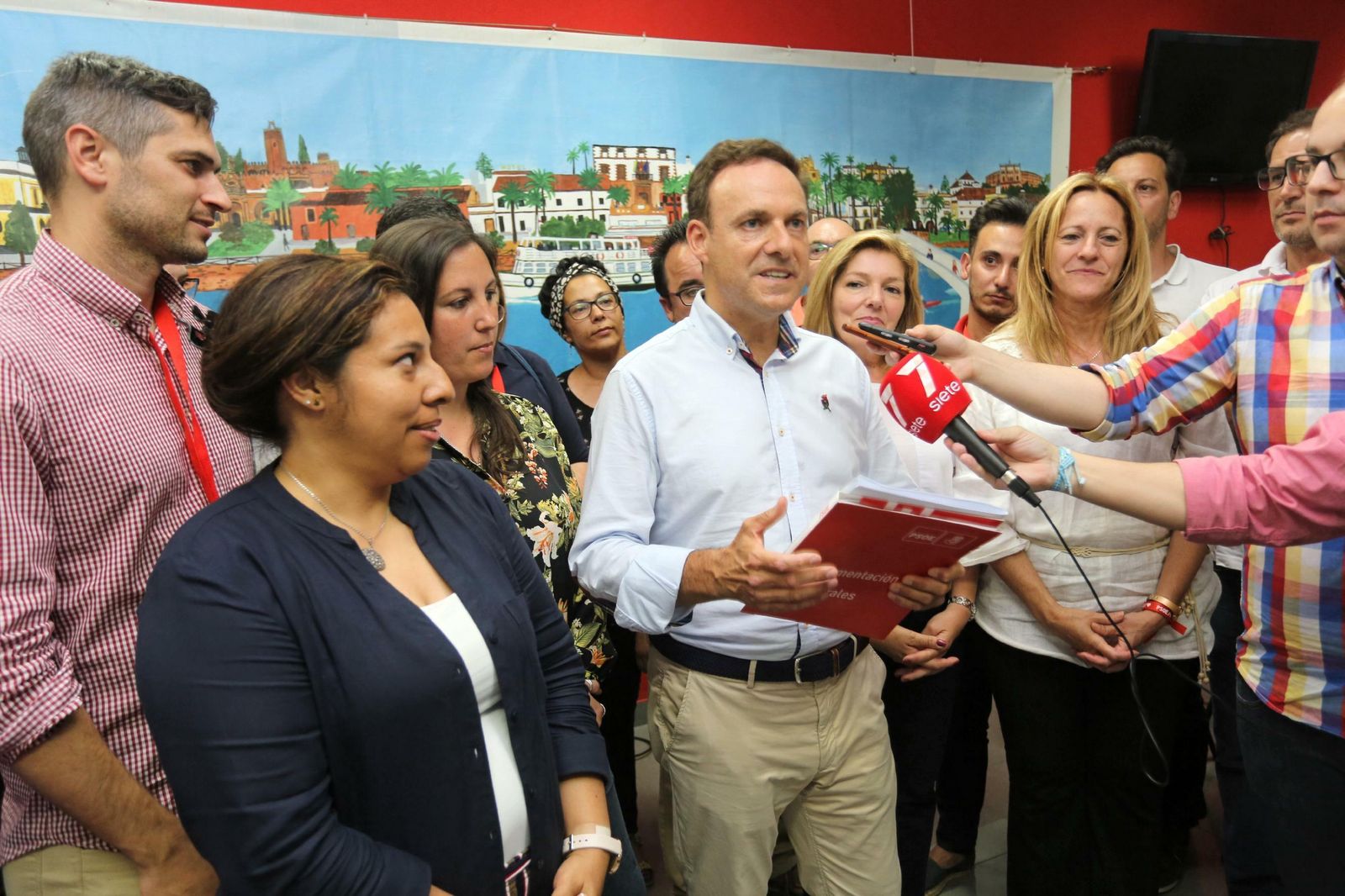 El candidato del PSOE, durante su comparecencia ante los medios una vez concluido el escrutinio de la reñida noche electoral.