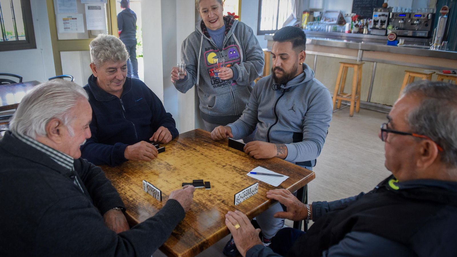 Partida de dominó en la sede de la asociación de mayores.