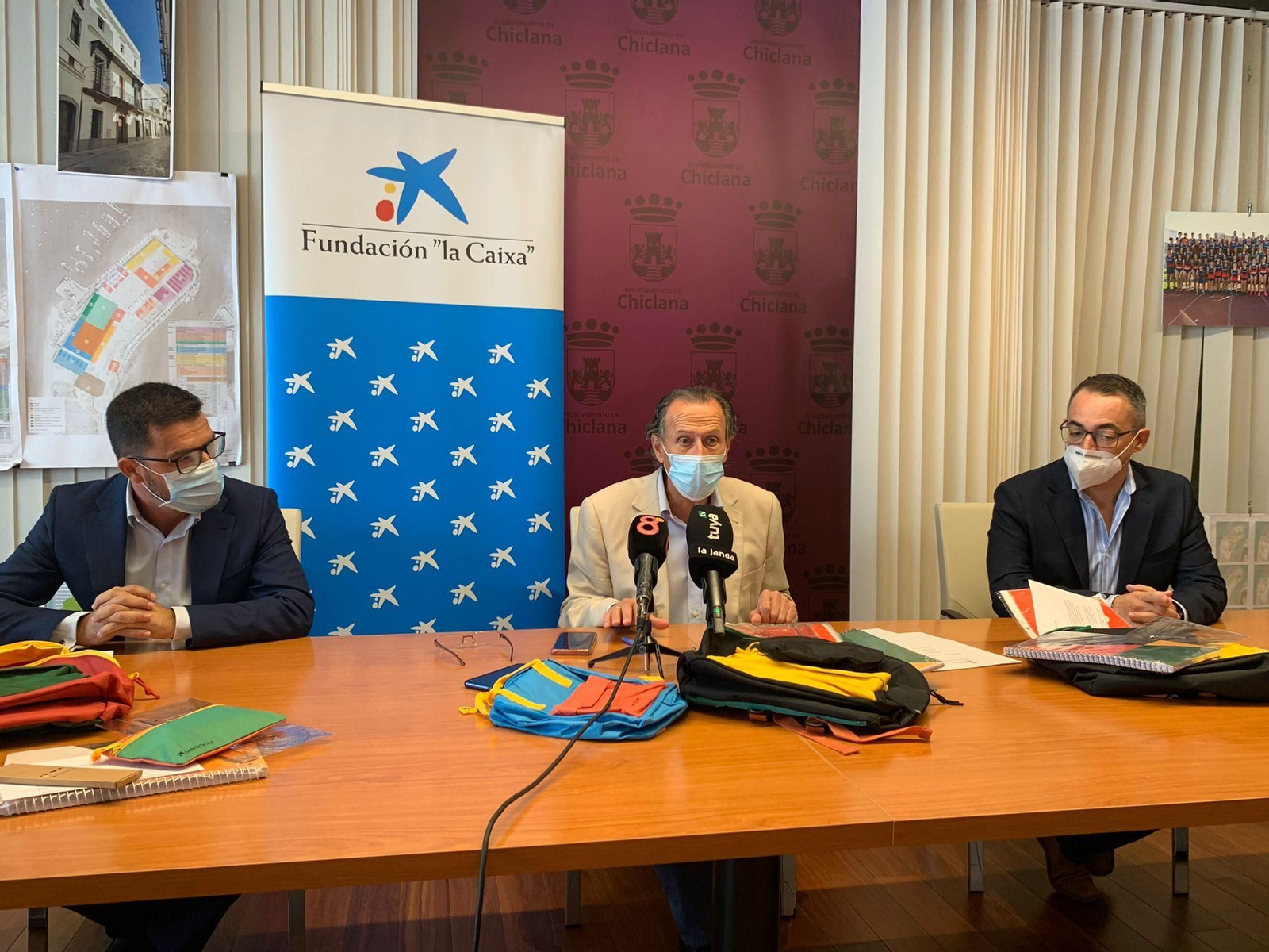 Los responsables municipales y de La Caixa, durante la presentación de la iniciativa, ayer en el Consistorio.