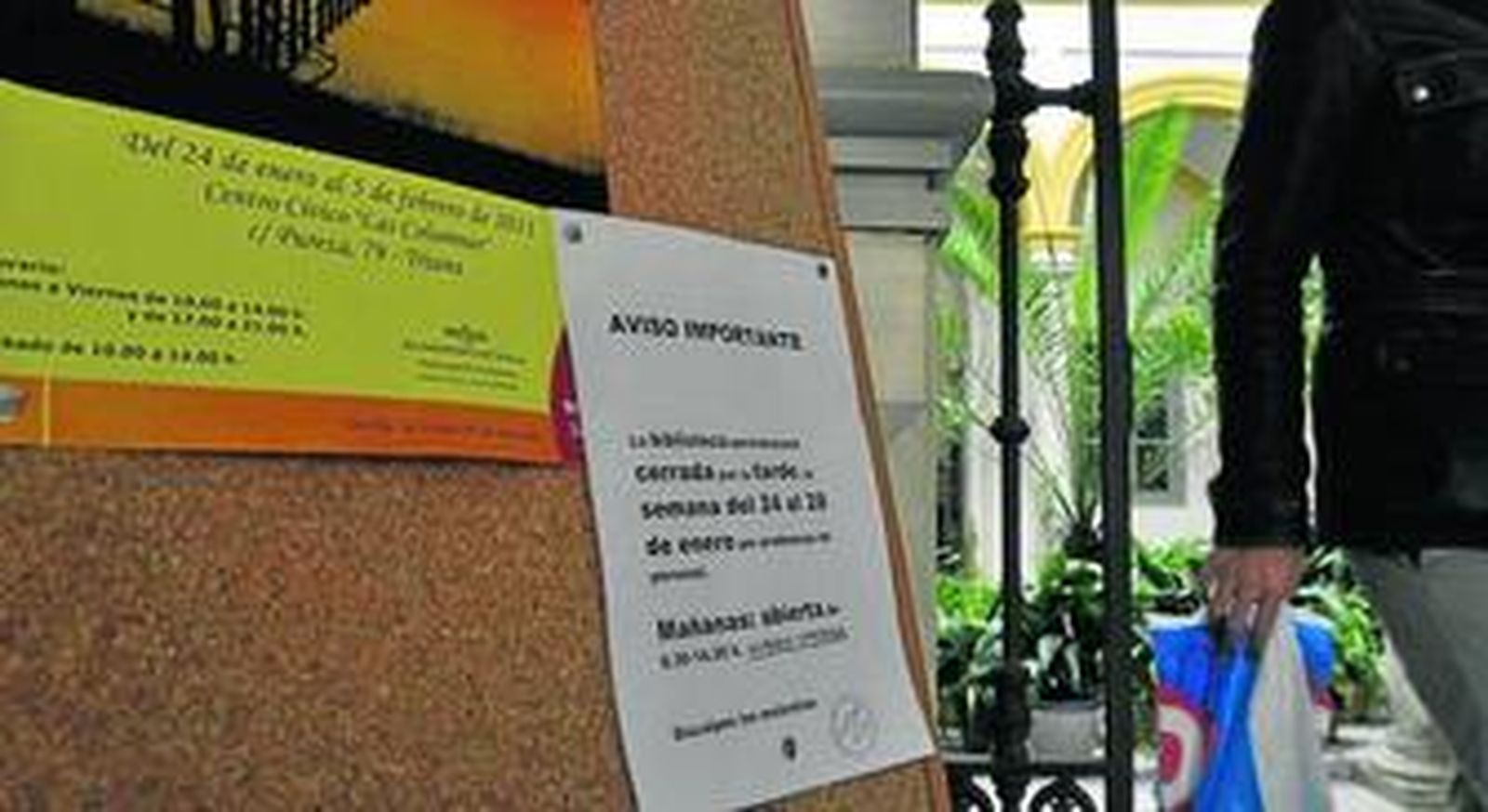 El cartel que anunciaba ayer el cierre por las tardes de la biblioteca de Las Columnas.