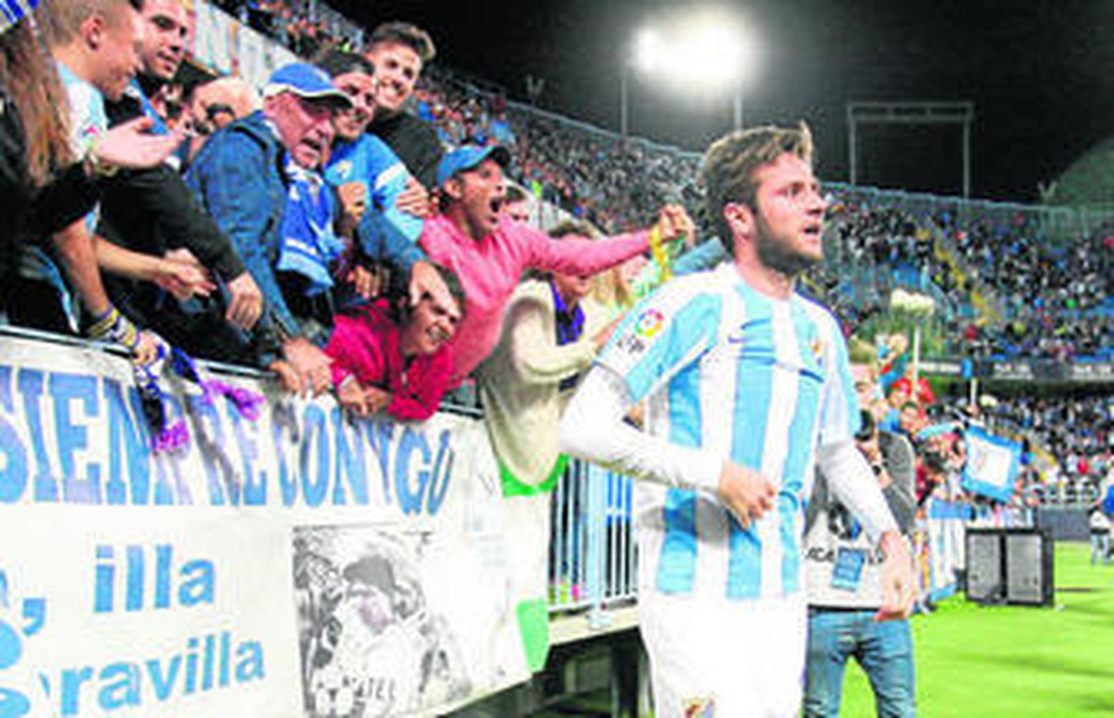 Cop, tras festejar su tanto con la grada de Fondo.