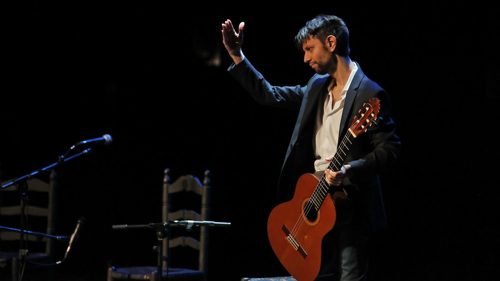 El guitarrista David Carmona saluda al público.