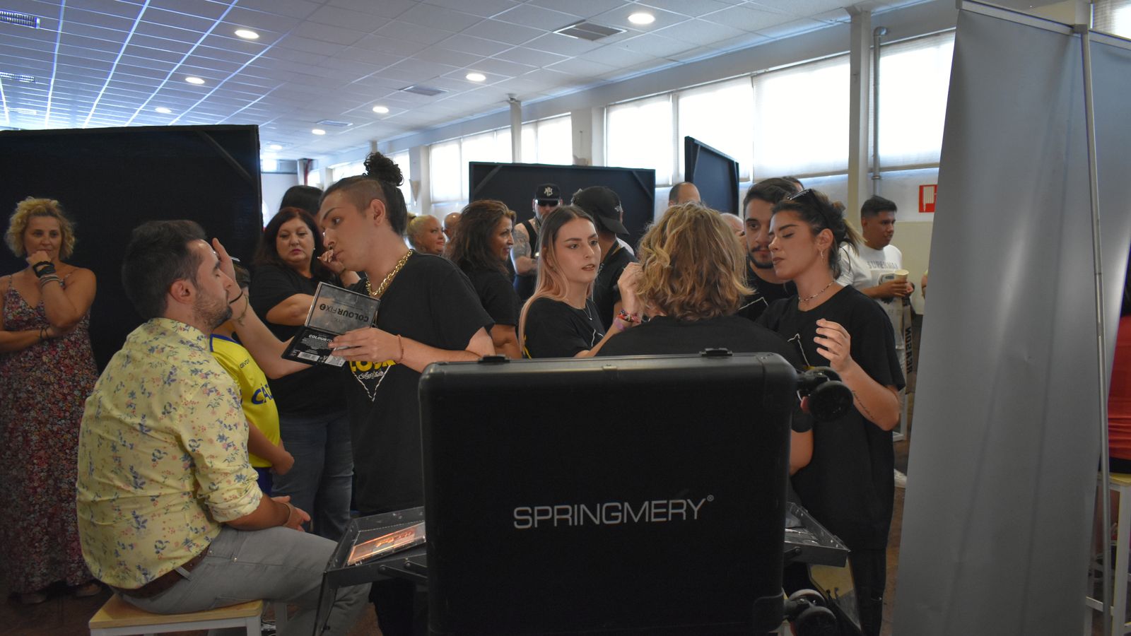Labores de maquillaje del taller inclusivo del 'Grupo Por...'.