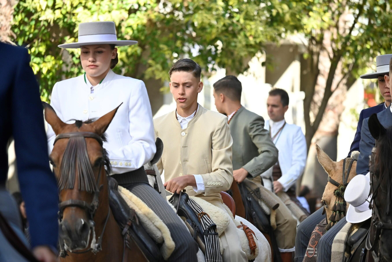 Imágenes de los peregrinos de la Hermandad de Emigrantes en su salida por las calles de Huelva