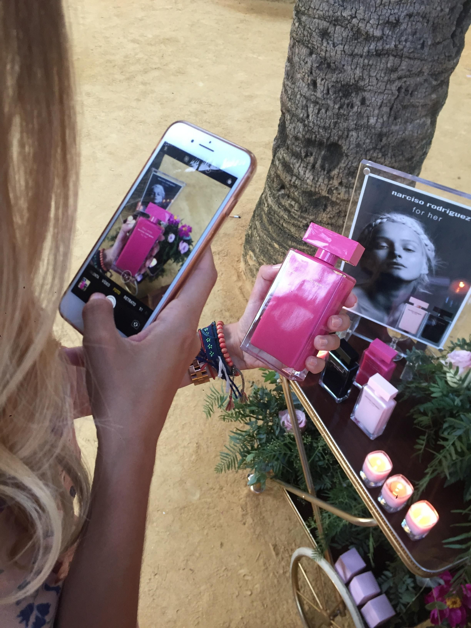 Nuria del blog `el diario de Nunny´sostiene uno de los frascos de for Her.