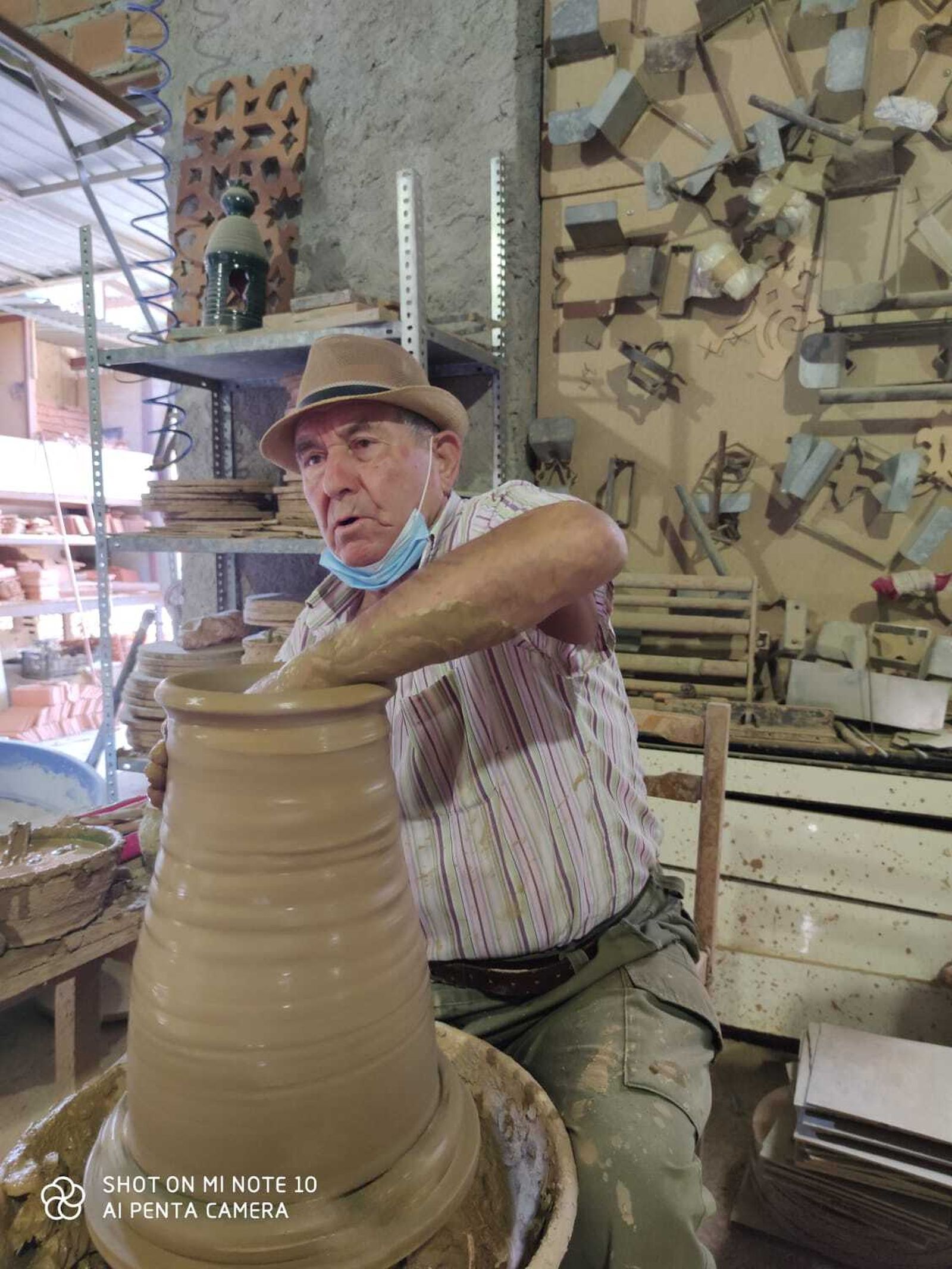 Isidro Ruiz Muros en su ollería de Otura hace pocos días