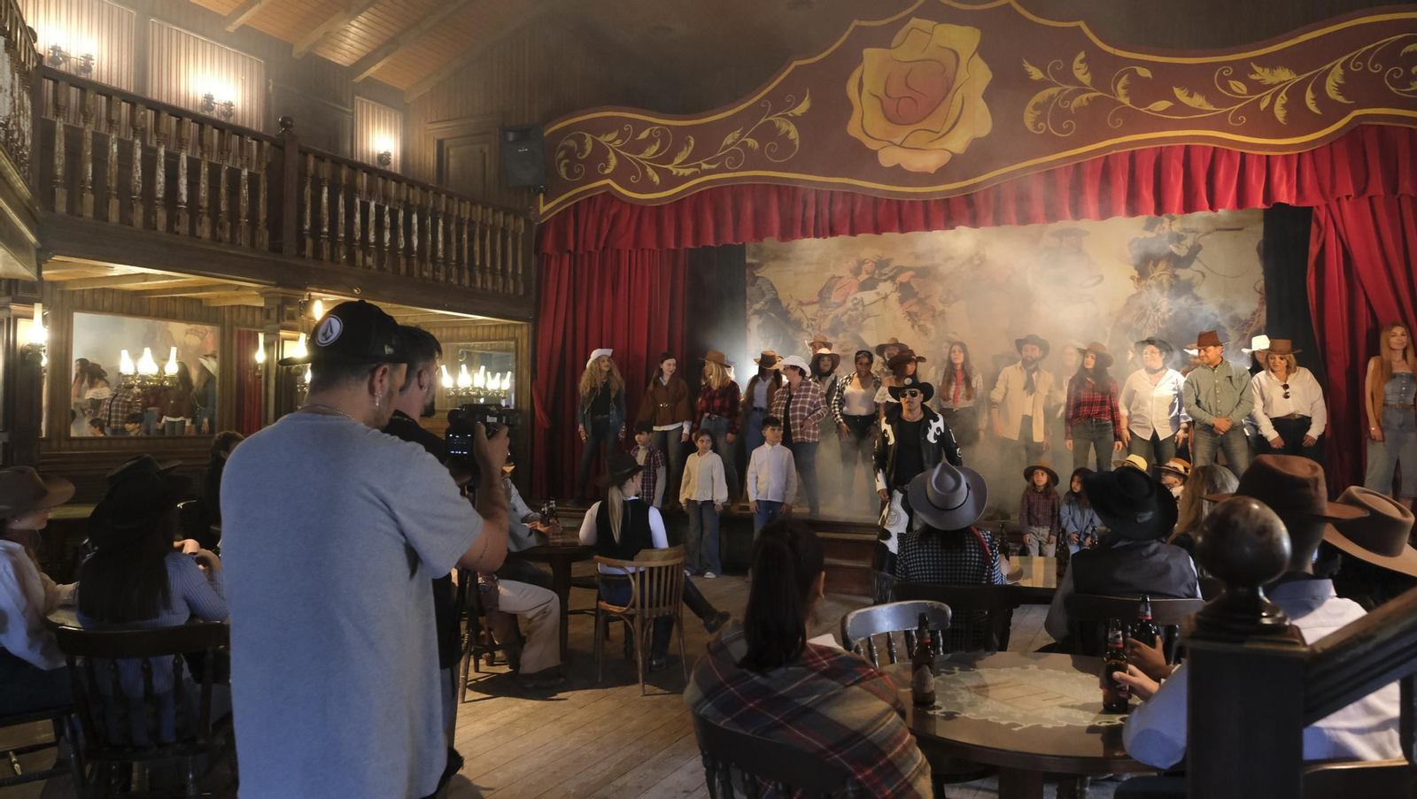 Fotos del rodaje de un videoclip de Coyote Dax, en el MiniHollywood Oasys de Tabernas