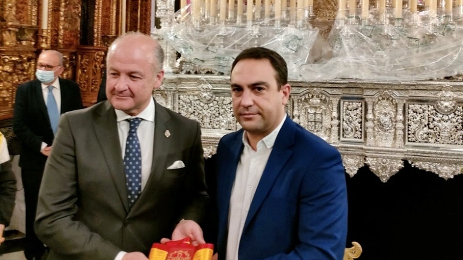 Alberto Balbontín, hermano mayor de Montesión. y Alberto Moriña