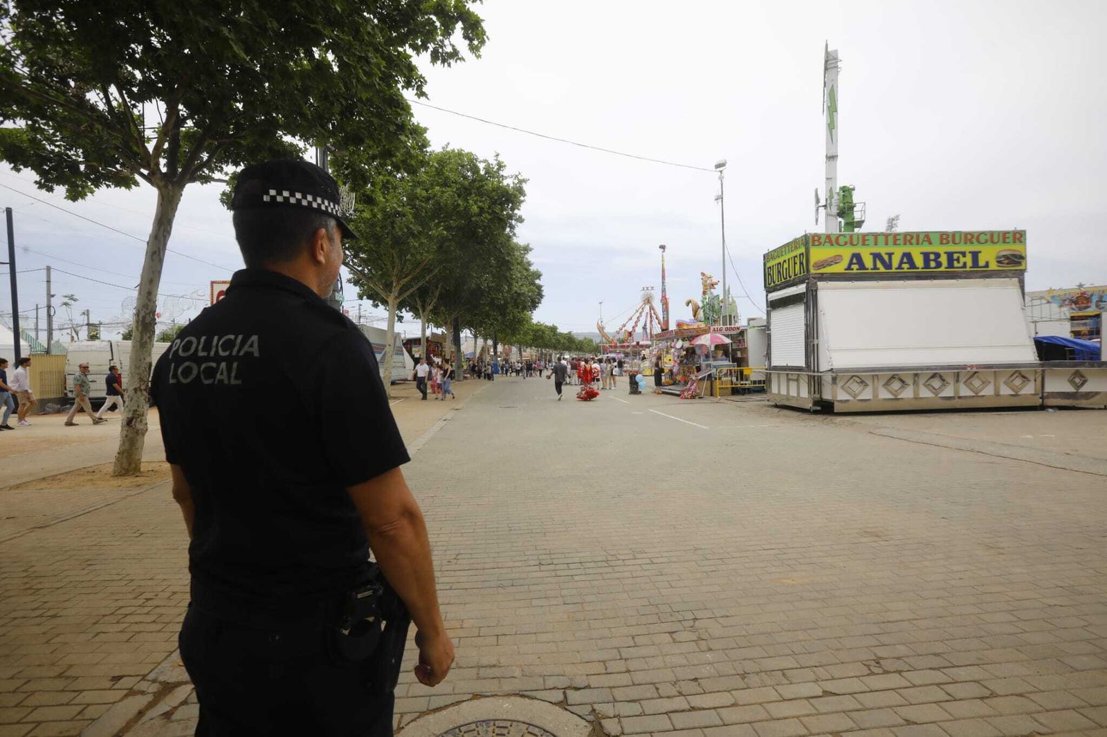 Un agente de la Policía Local de Córdoba en El Arenal.