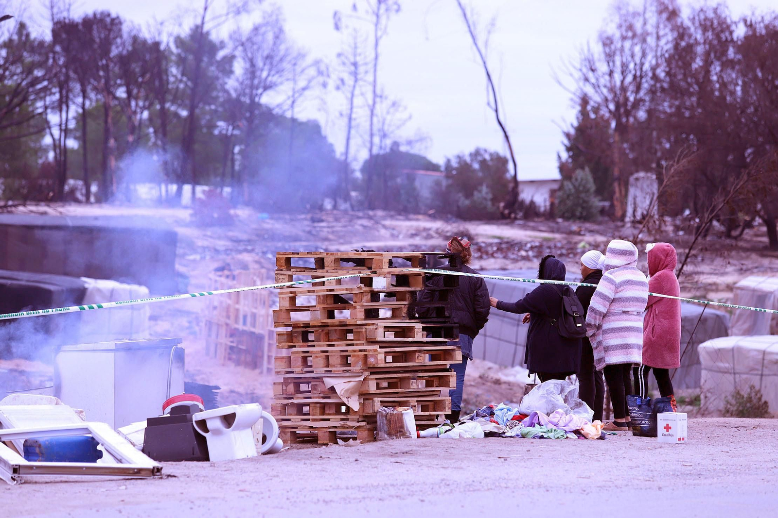 Imágenes del incendio de un asentamiento en Palos de la Frontera, donde falleció un joven de 23 años