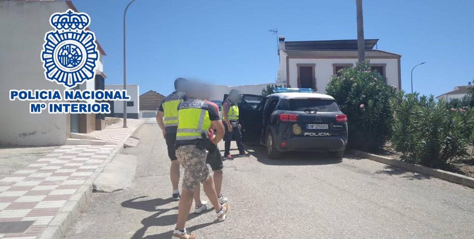 Momento en el que los agentes detienen a uno de los sospechosos.