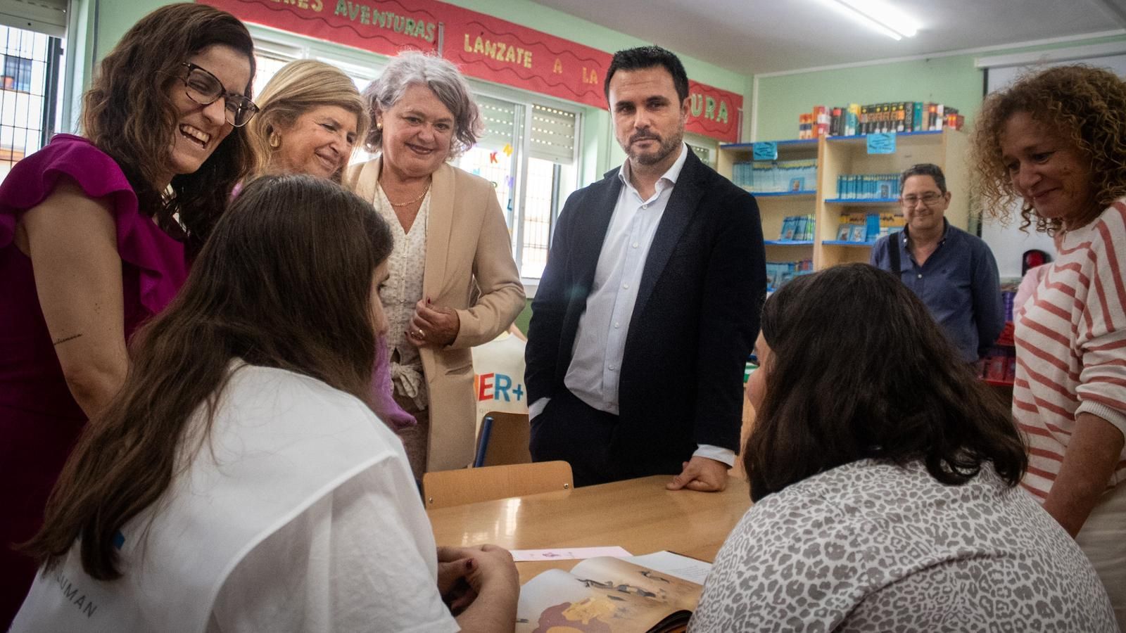 Gloria Bazán, Isabel Paredes, Blanca Flores, Pablo Morillo y Pepa Iglesias hablan con una voluntaria y una estudiante.