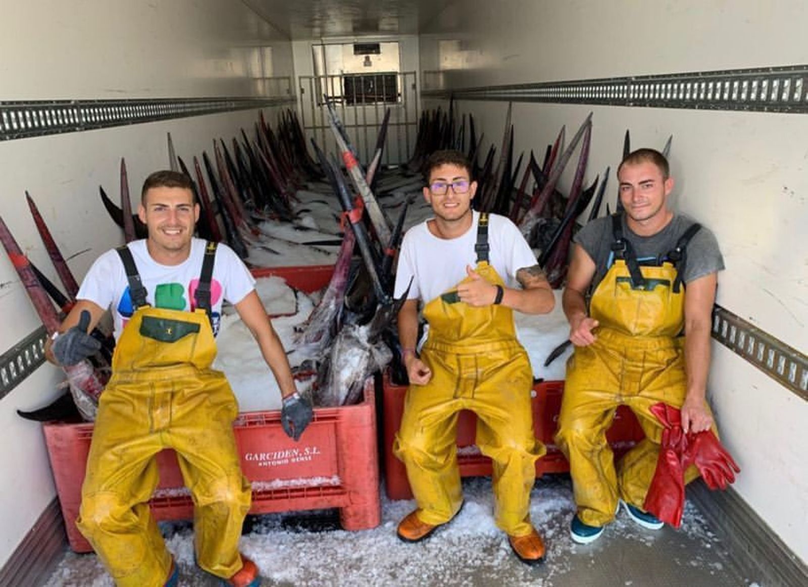 La obra trata también sobre las personas que trabajan en la flota pesquera.