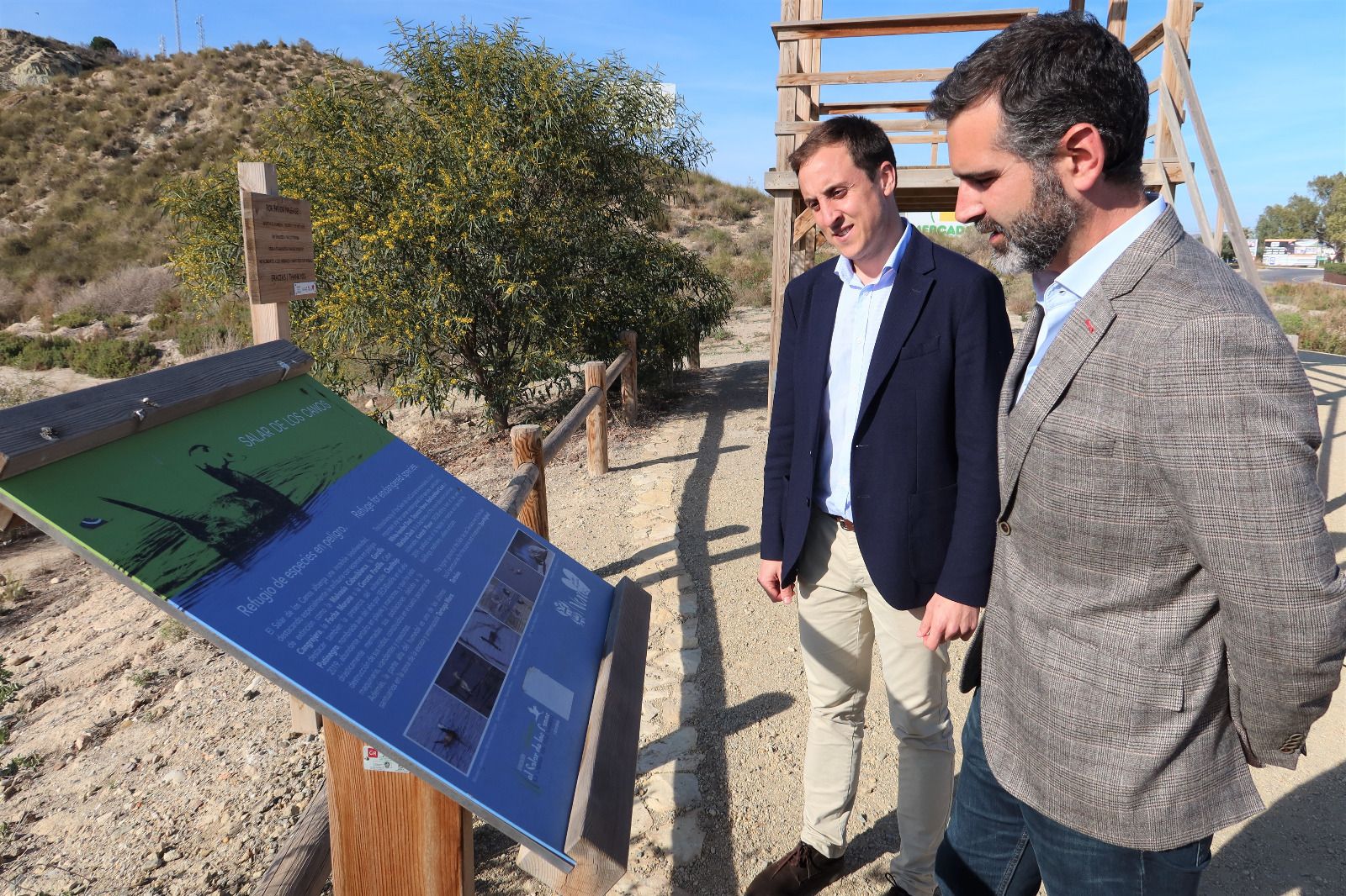 Alfonso García, alcalde de vera, junto al consejero Ramón Fernández-Pacheco, en el Salar de los Canos.