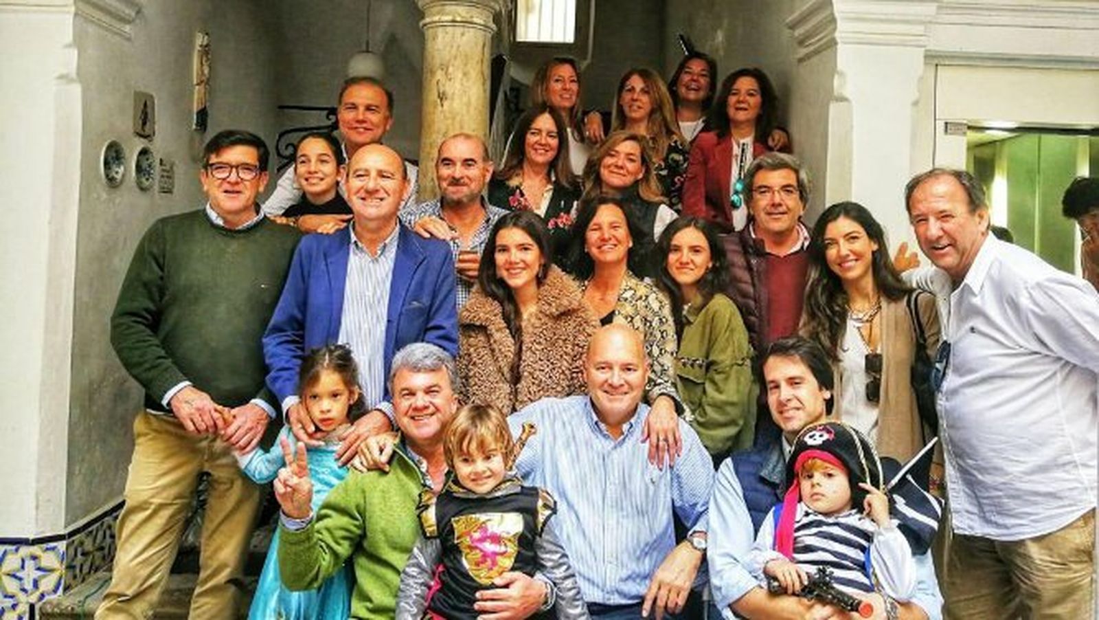 Miembros de la familia Guilloto y de la Rosa, que estuvieron presentes en el festejo carnavalesco en el patio de la casa.