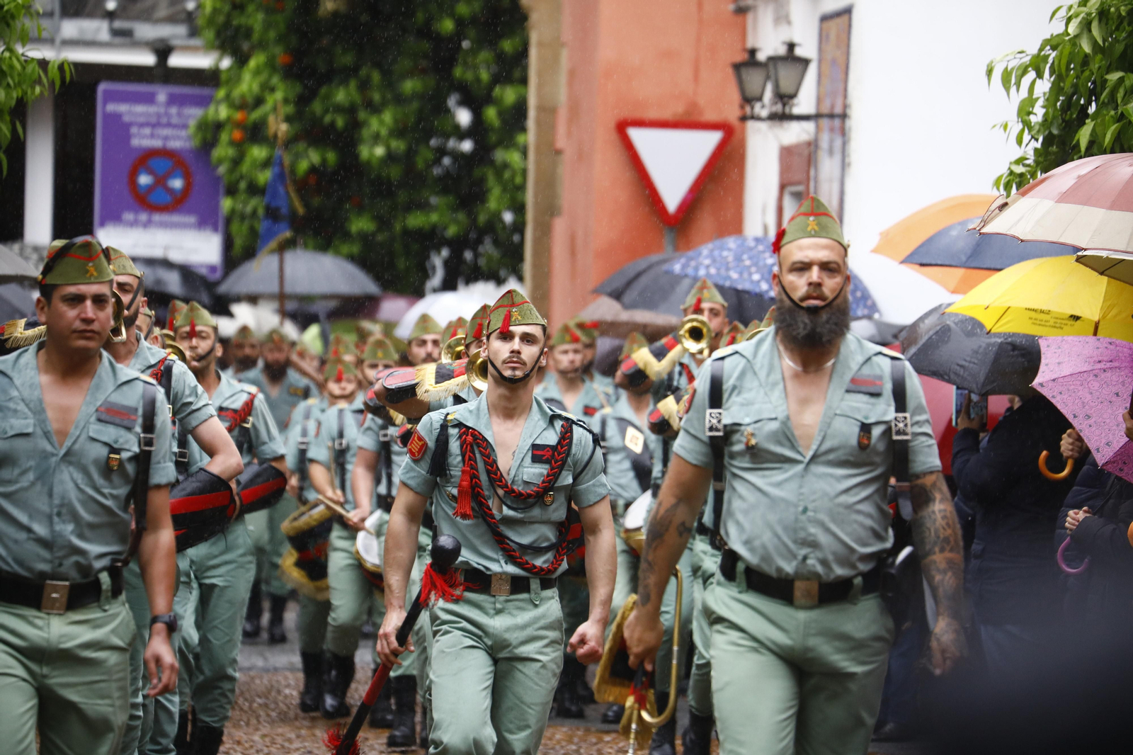 Las mejores imágenes del vía crucis de la Caridad de Córdoba con la Legión en este Viernes Santo