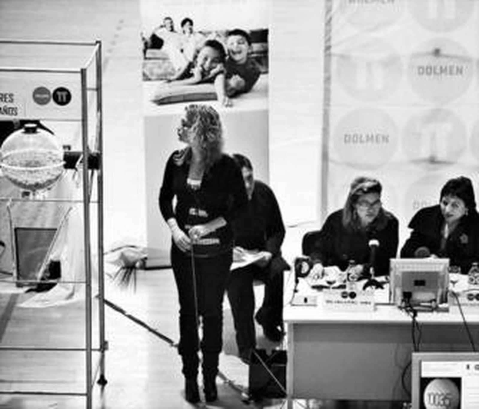 Un momento del sorteo de viviendas celebrado ayer en Los Palacios.