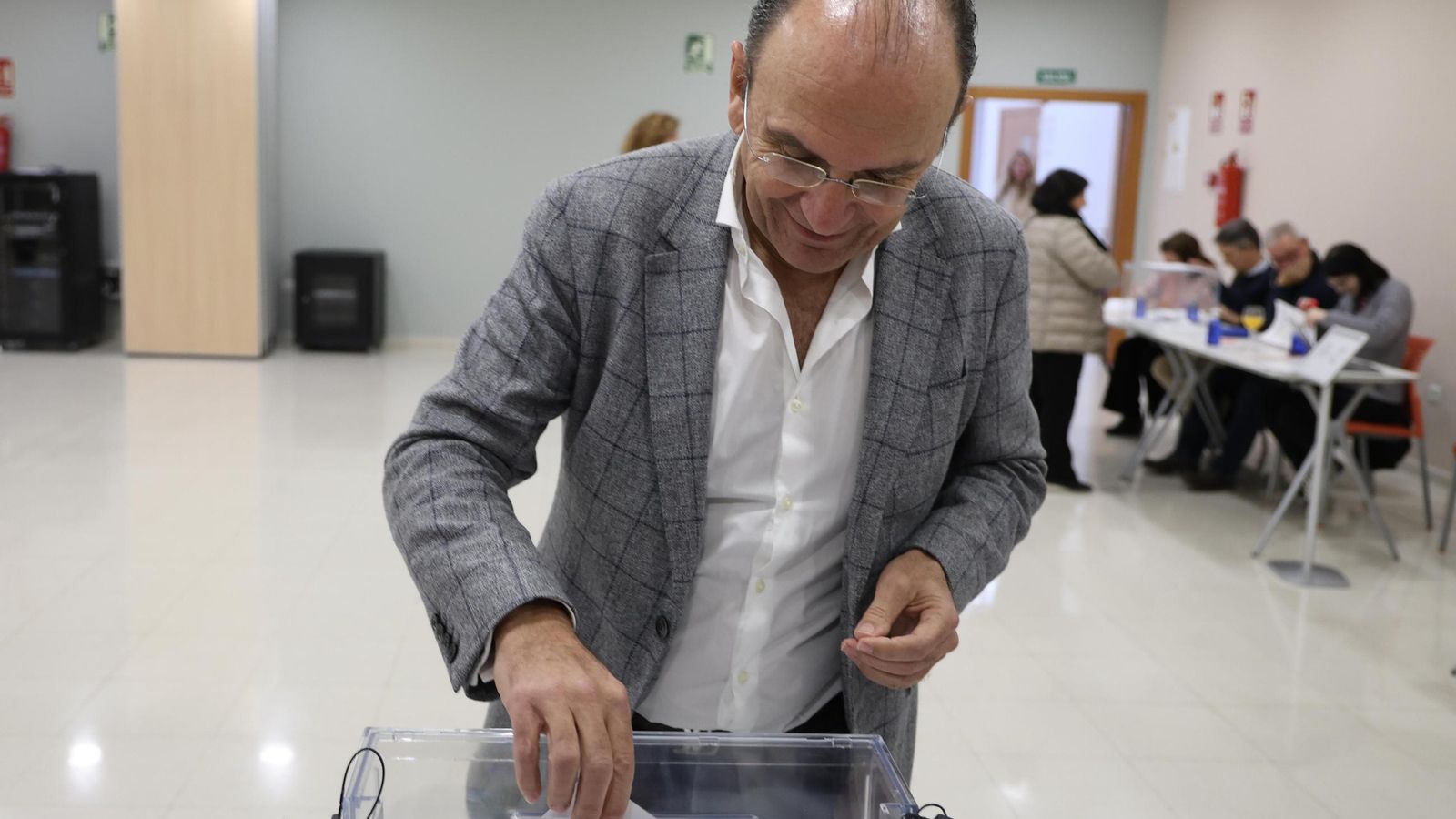 Antonio González-Chamorro votando.