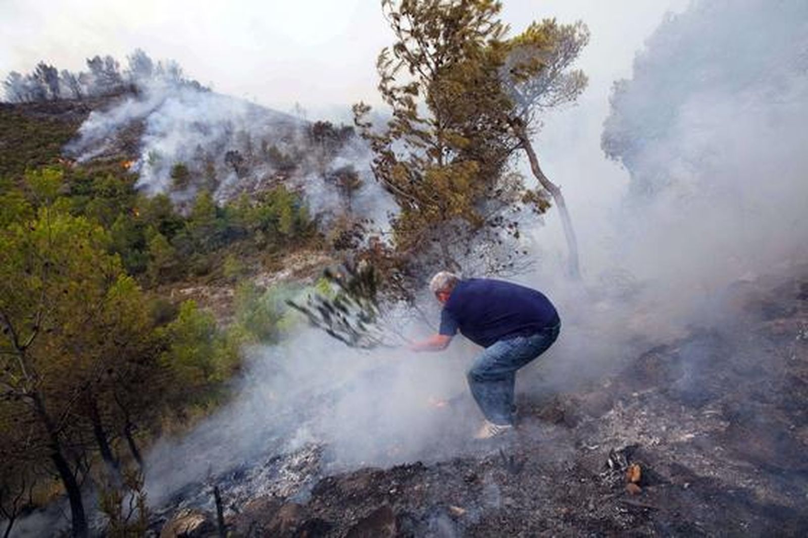El fuego arrasa miles de hectáreas en comarcas del interior de la provincia de Valencia.

Foto: AFP