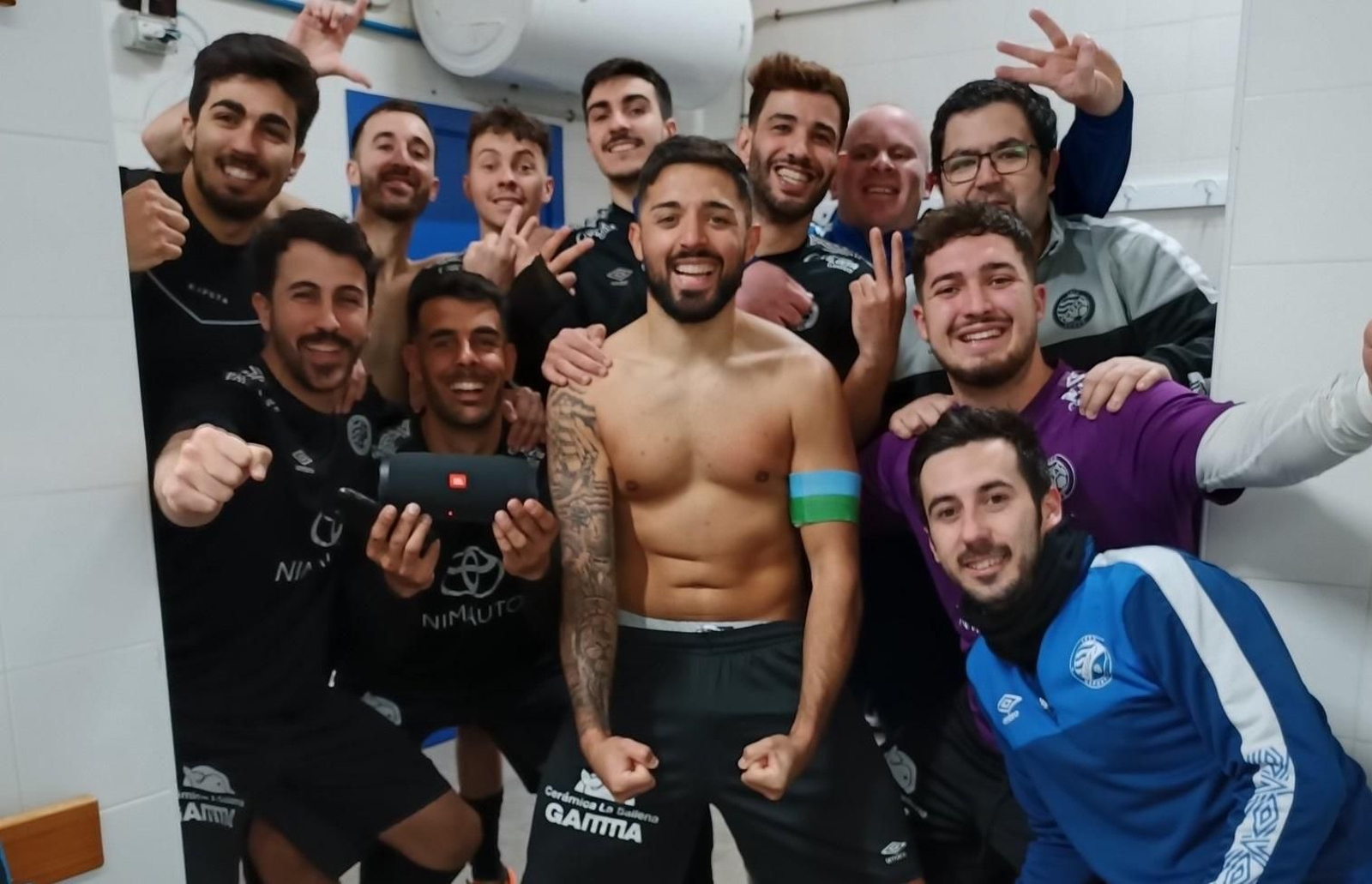 Los jugadores del Xerez Toyota Nimauto celebran la victoria en el vestuario. Los jugadores del Xerez Toyota Nimauto celebran la victoria en el vestuario.