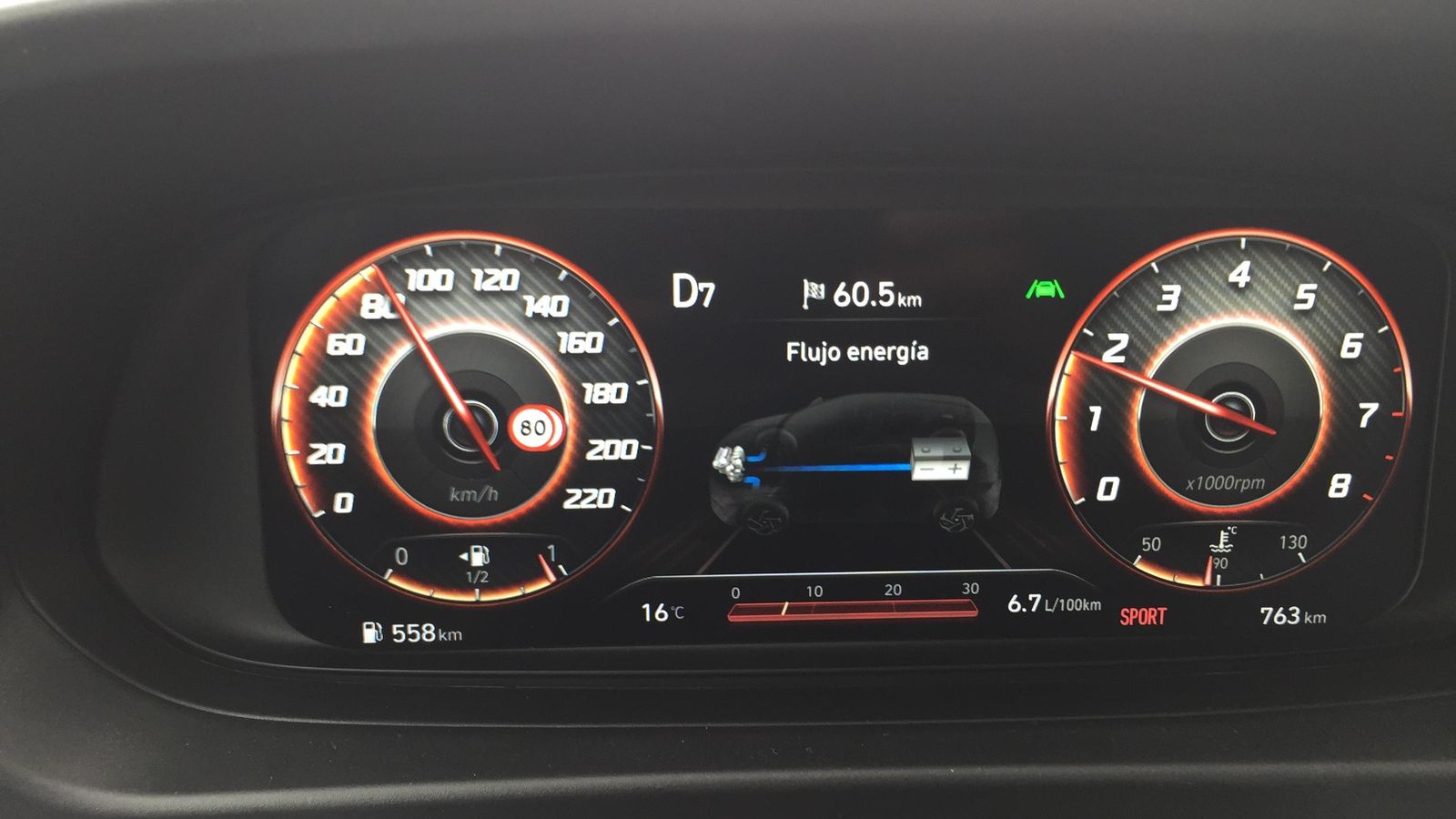 Cuando se deja de acelerar, la energía cinética se transforma en el generador en electricidad con la que se repone la batería.