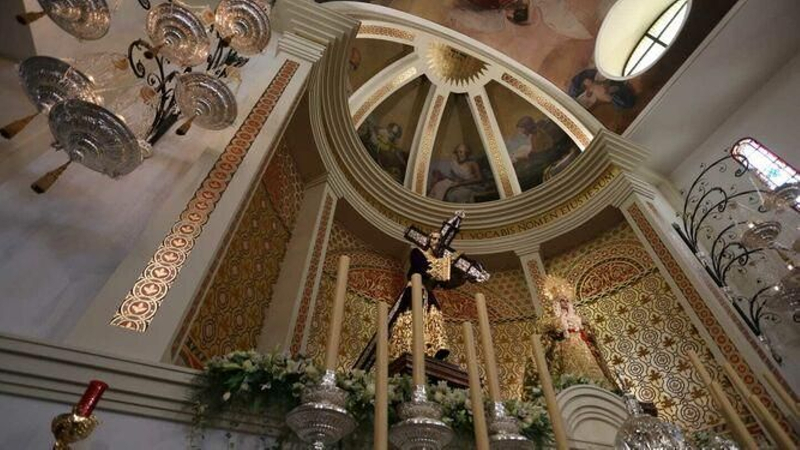 El Nazareno del Paso y la Virgen de la Esperanza en su Basílica. El Nazareno del Paso y la Virgen de la Esperanza en su Basílica.