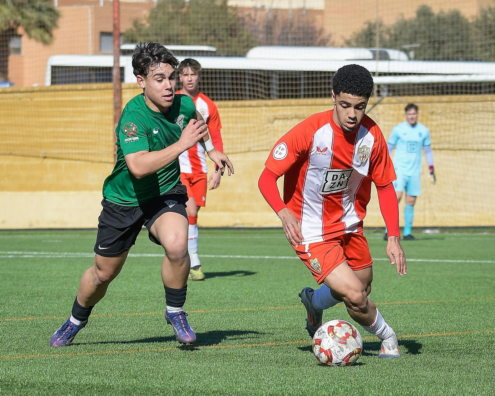 Safi se marcha de un rival durante un encuentro de los rojiblancos disputados esta temporada en el Francisco Pomedio.
