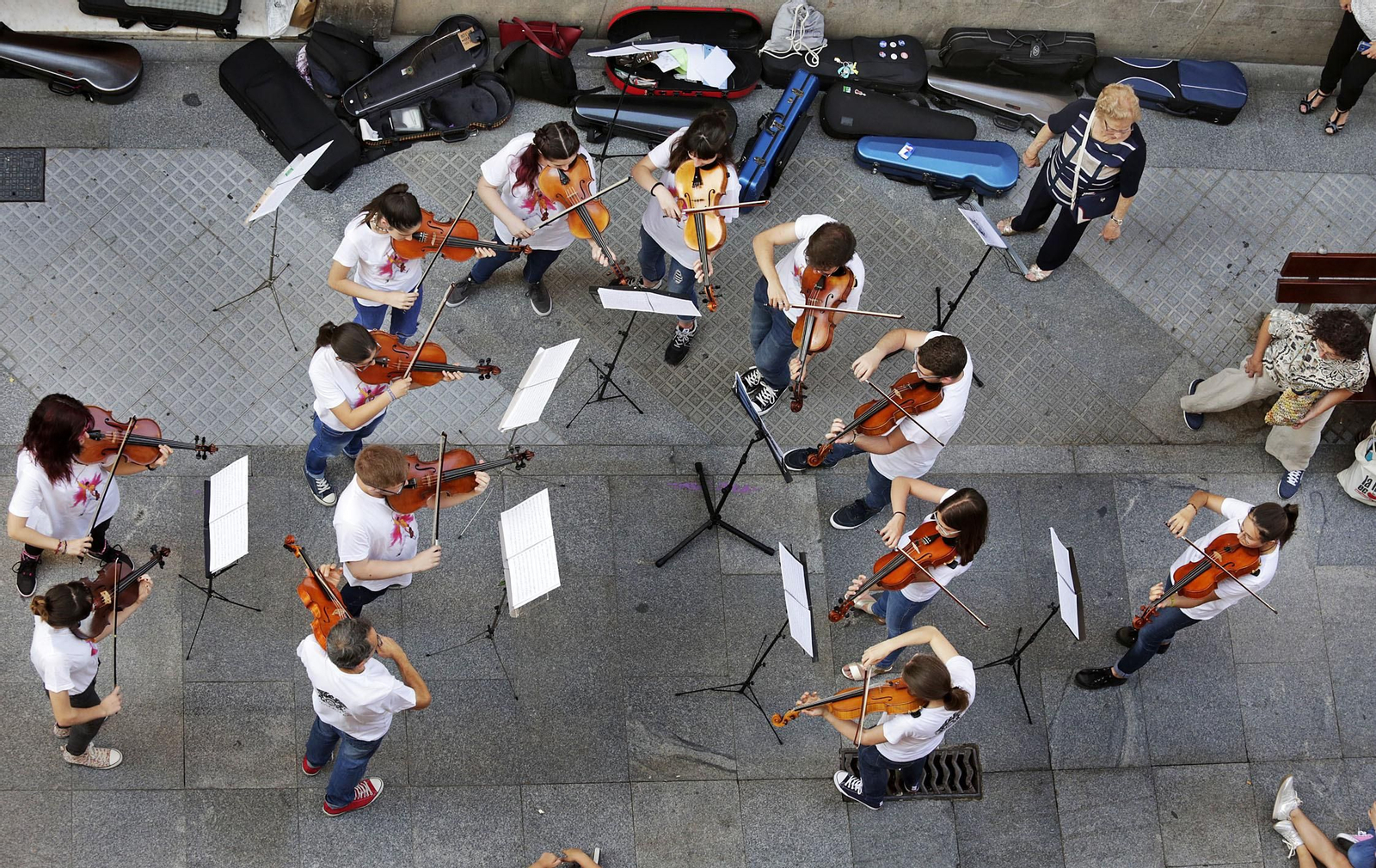 Imagen del concierto de violas de ayer en la calle Ancha de Cádiz.