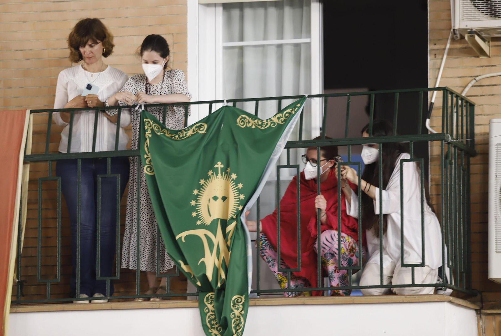 La Virgen del Rocío recorre las calles de Almonte hacia el Chaparral para el inicio del Camino de los Llanos