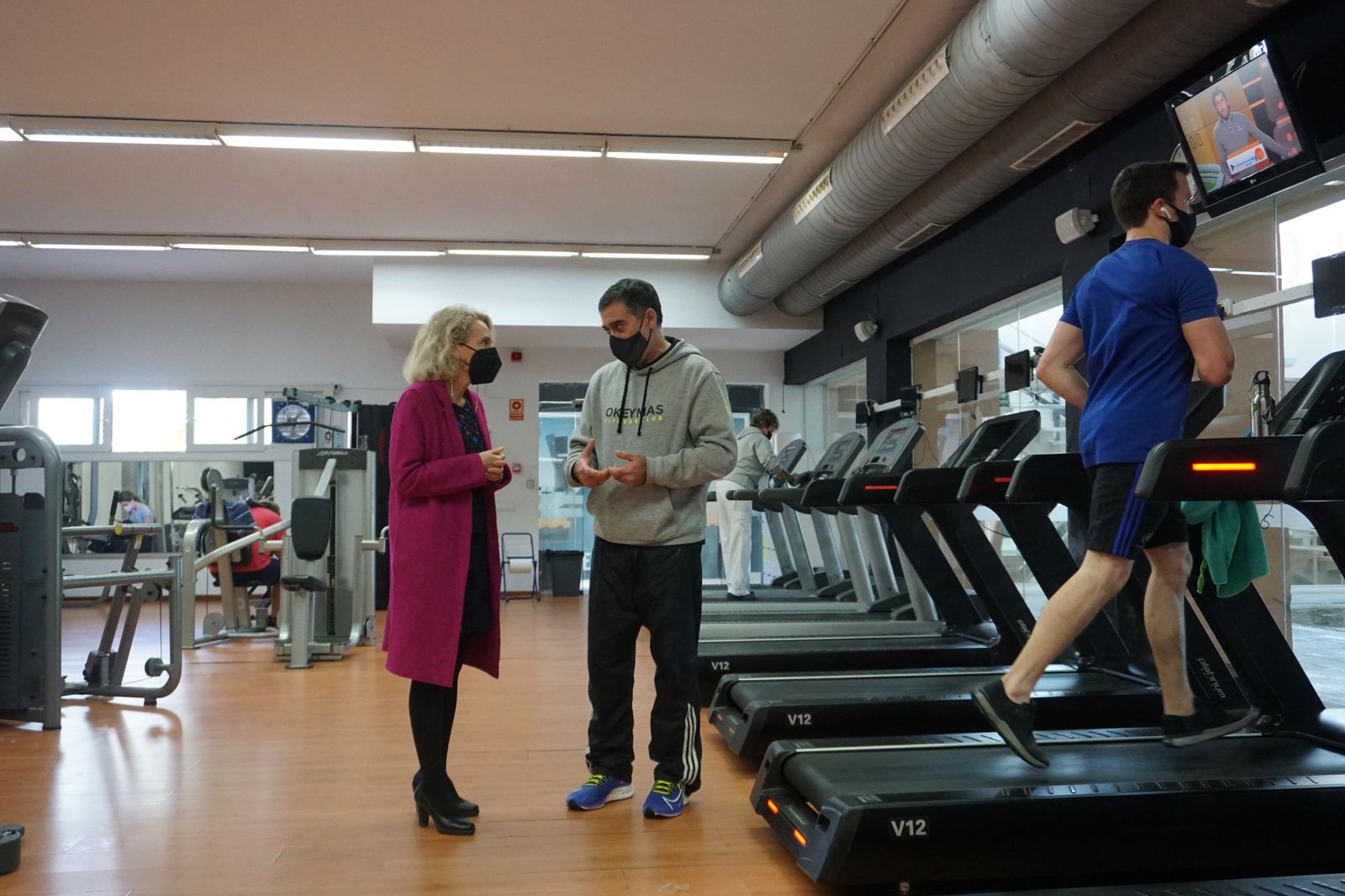 La edil Lola Campos, durante su visita al gimnasio ubicado junto a la piscina.