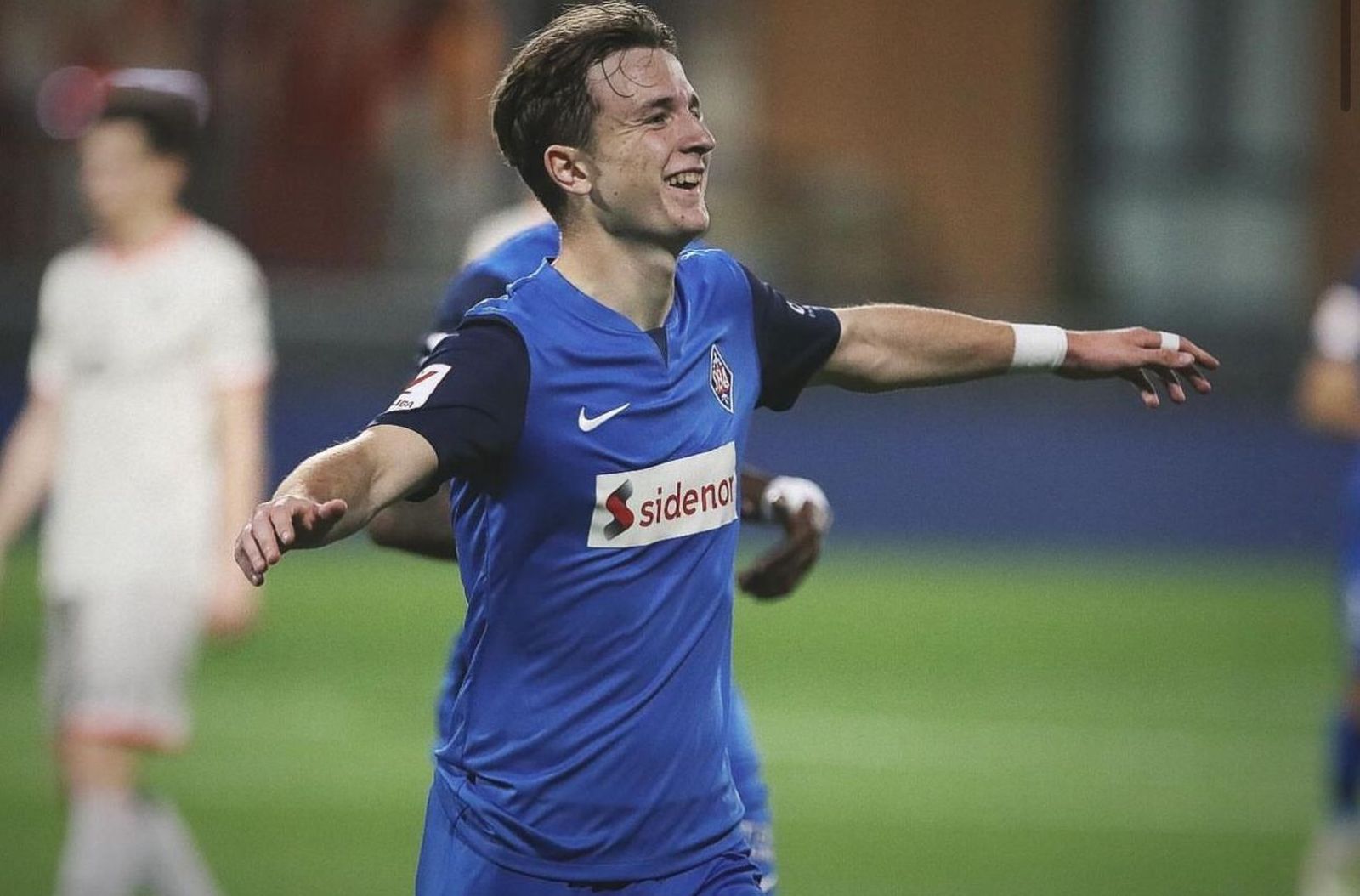 Félix Garreta celebra su gol con el Amorebieta