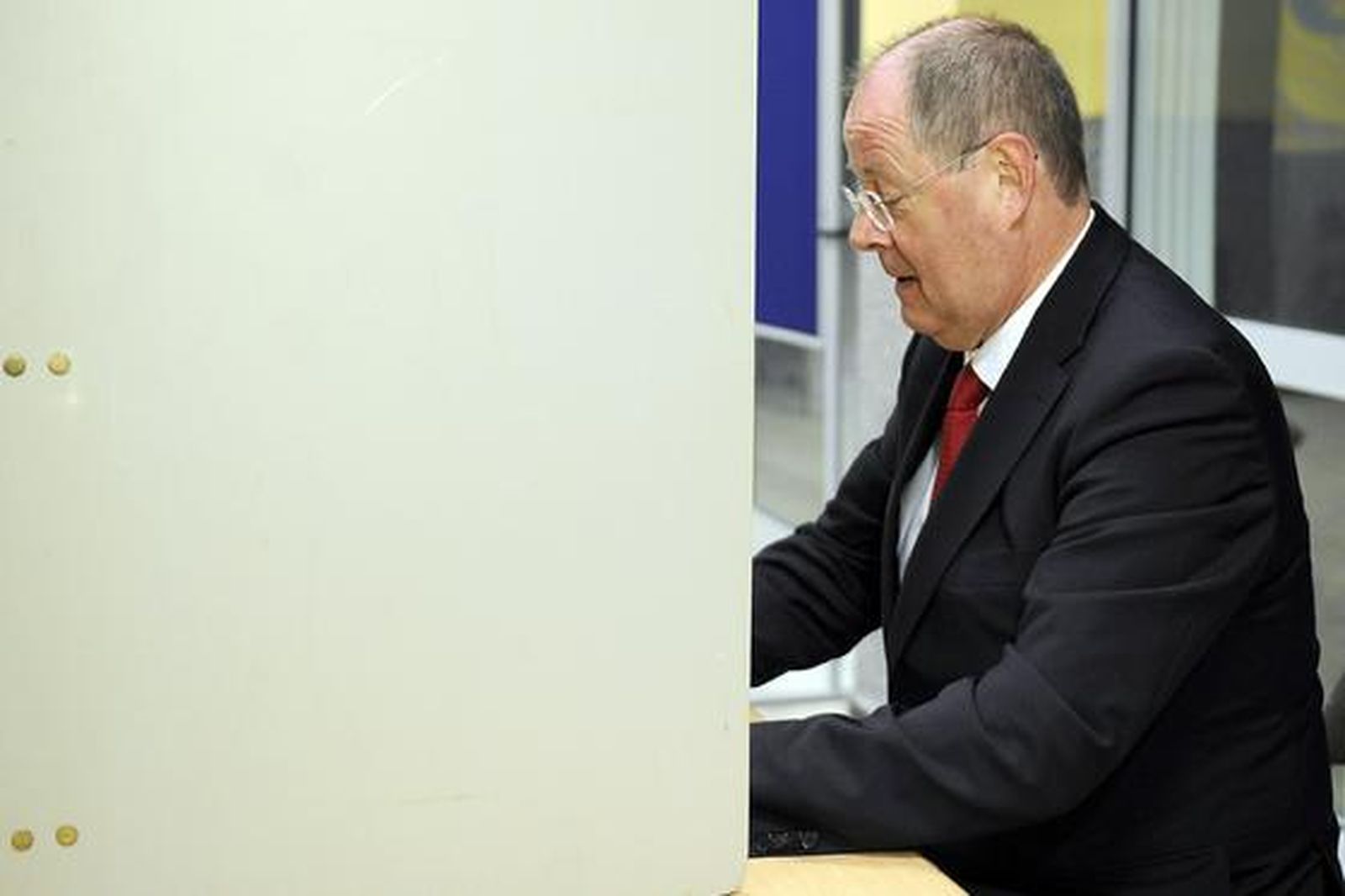 El aspirante socialdemócrata Steinbrück depositando su voto.

Foto: EFE