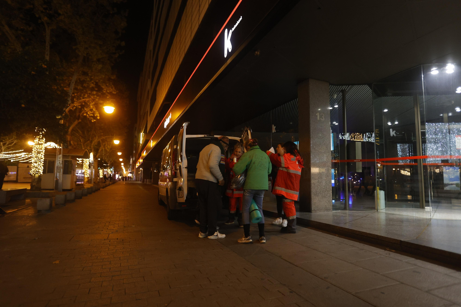 Una noche con el servicio de atención a personas sin hogar de Cruz Roja Córdoba, en imágenes