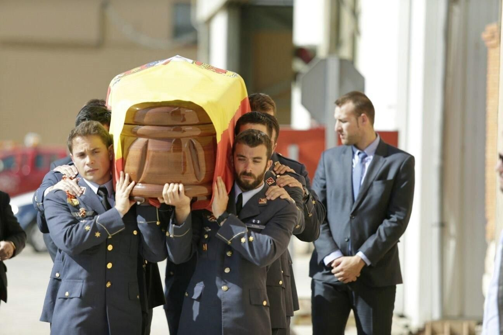 Los compañeros del  piloto fallecido capitán Borja Aybar portan a hombros su féretro.