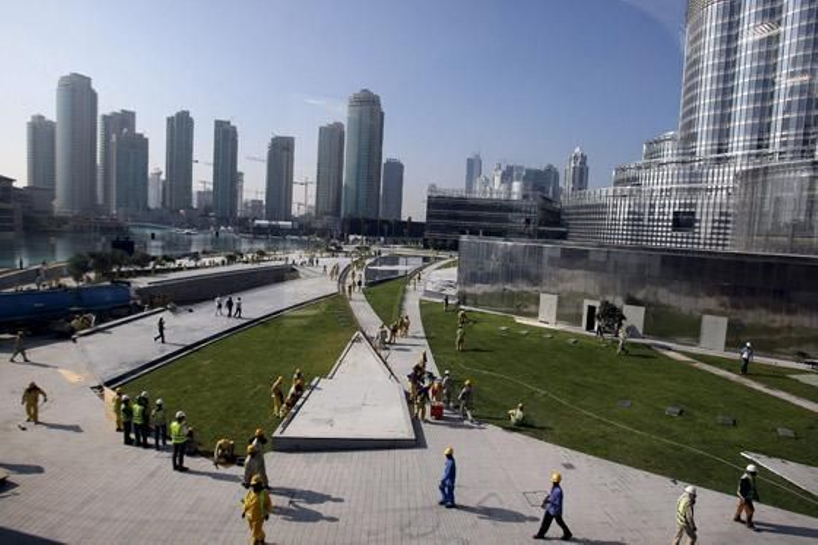 Varios obreros trabajan en el acceso principal del rascacielos Burj Dubai. / Efe