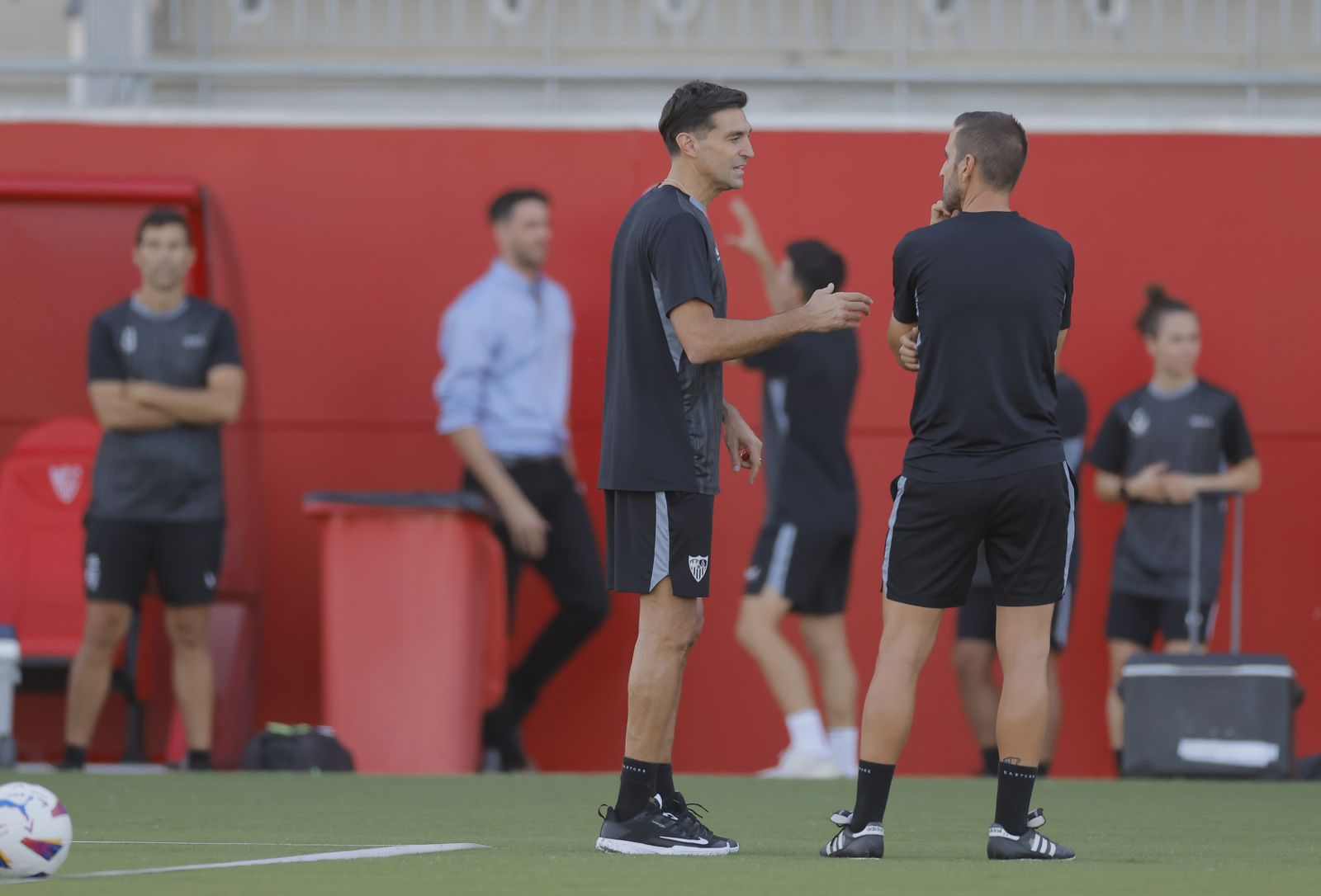 Las fotos del primer entrenamiento de Diego Alonso como entrenador del Sevilla FC