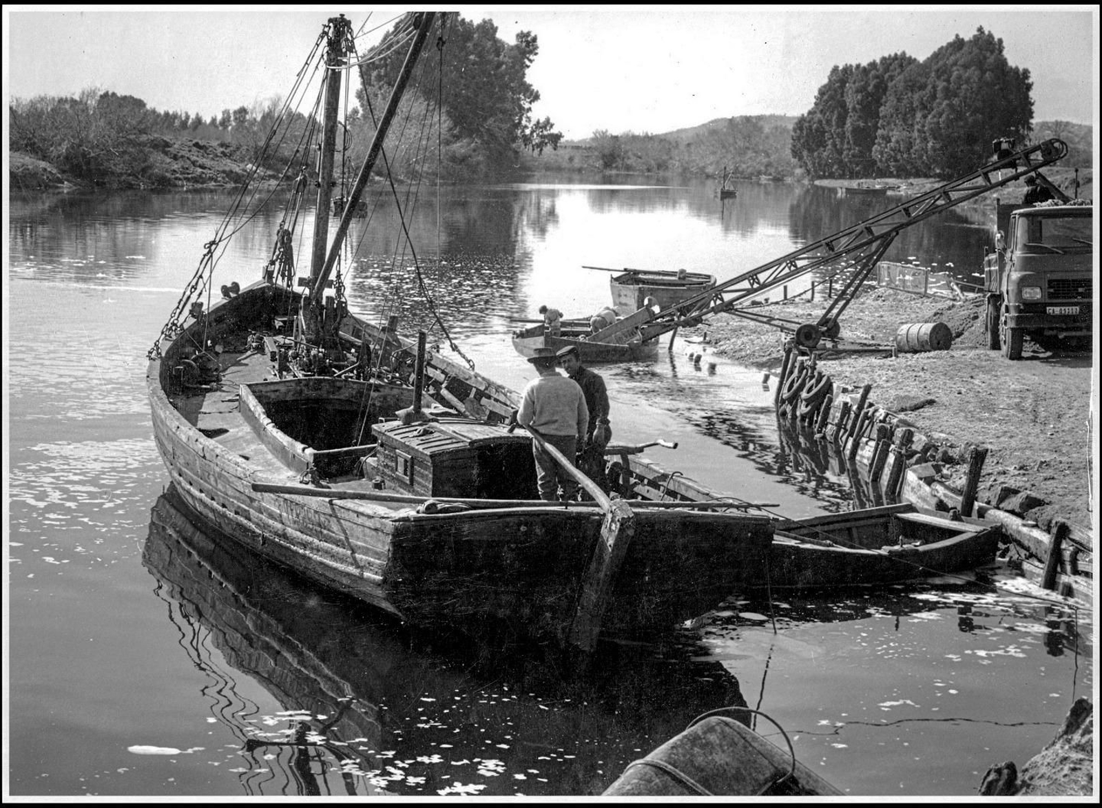 Barcaza arenera en La Corta. Finales década de los 60.