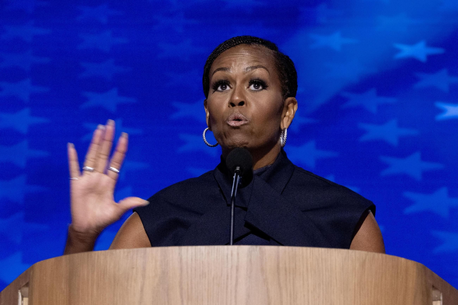 Michelle Obama apela a las mujeres y las insta a defender sus derechos votando por Harris.