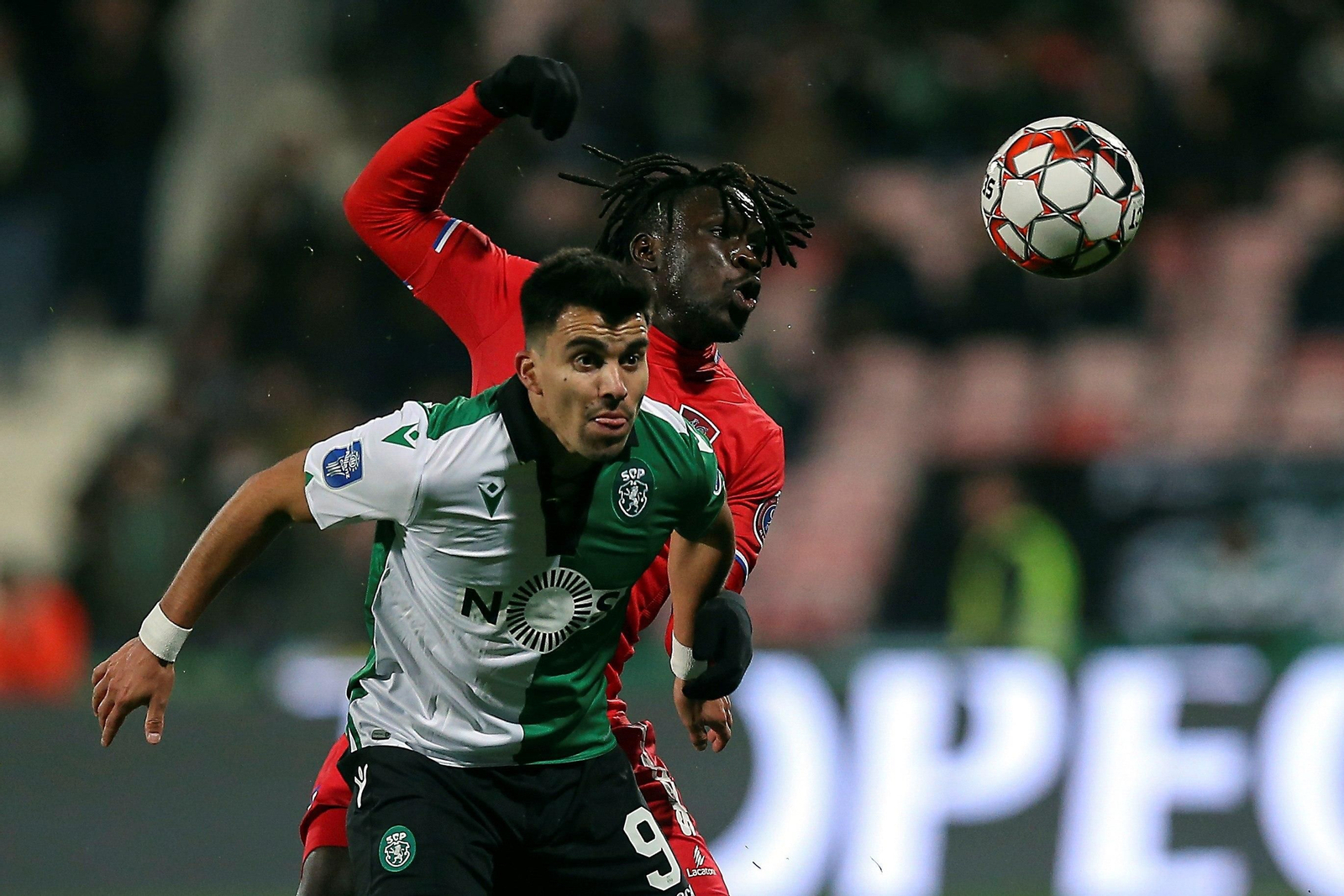 Acuña defiende el balón ante Romario, en el Gil Vicente-Sporting de la pasada Liga NOS.