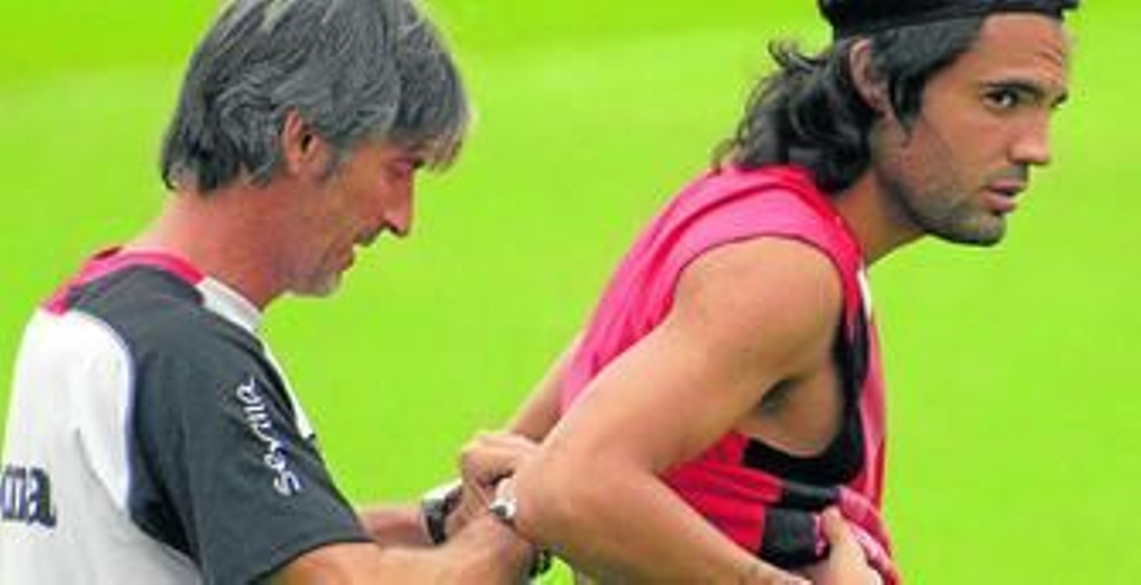 Nacho Oria le coloca un pulsómetro a Sergio Sánchez durante un entrenamiento del equipo en la ciudad deportiva.