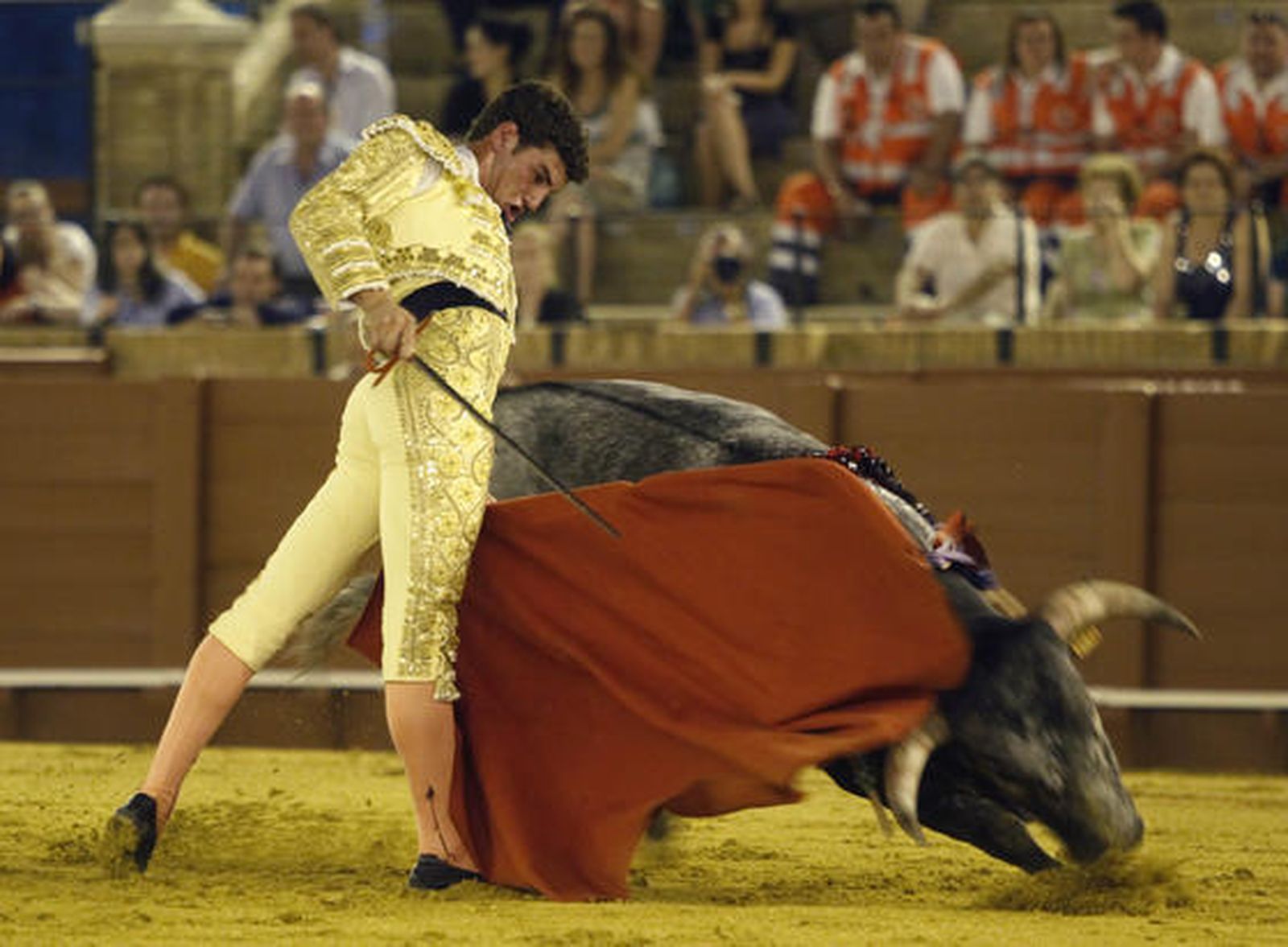 Fernando Adrián terminando la faena antes de entrar a matar.   Foto: Victoria Hidalgo