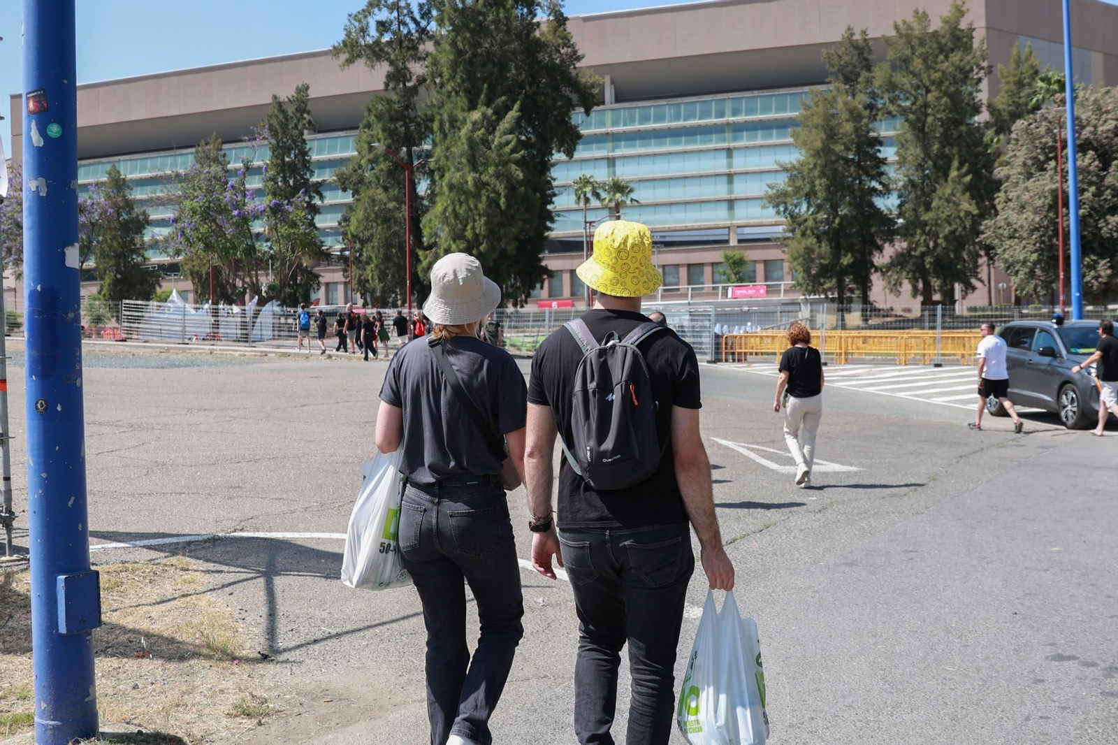 Gente llegando al estadio de la Cartuja